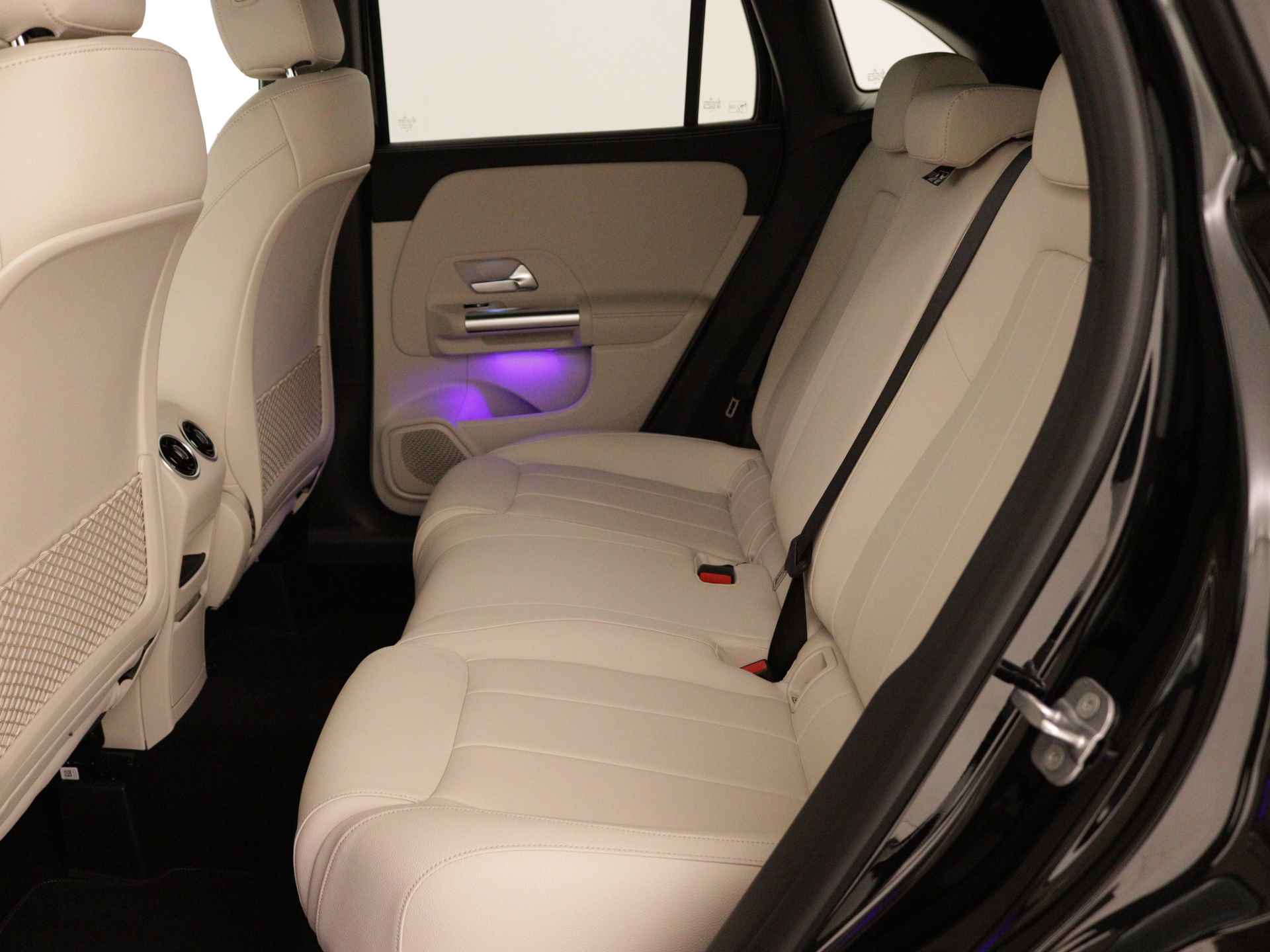 Mercedes-Benz GLA 250 e Star Edition Luxury Line | Dodehoekassistent | Verwarmde stoelen vooraan | Keyless-Go comfortpakket | USB-pakket plus | Parkeerpakket met achteruitrijcamera | Draadloos oplaadsysteem voor mobiele Smartphone - 6/38