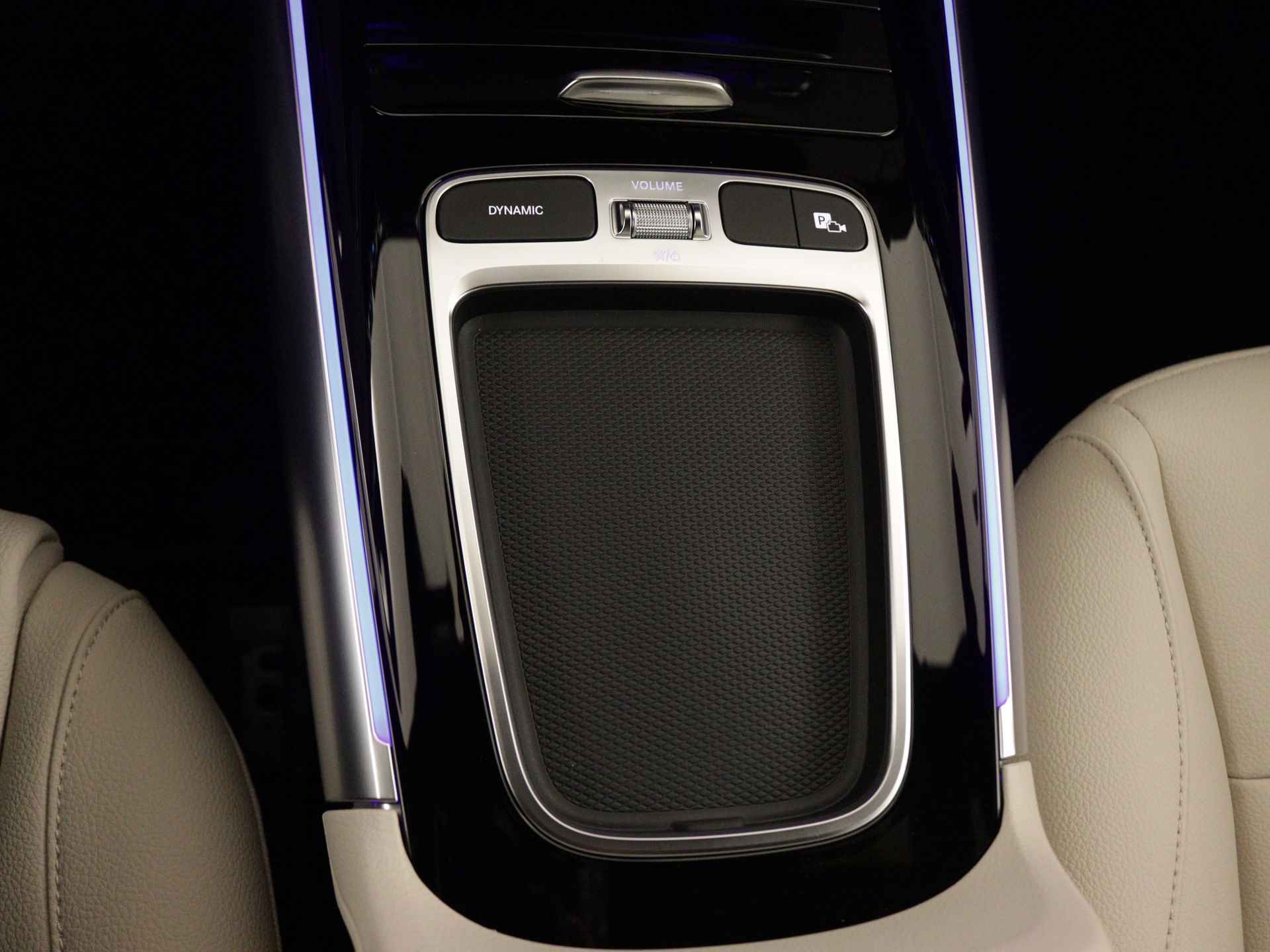 Mercedes-Benz GLA 250 e Star Edition Luxury Line | Dodehoekassistent | Verwarmde stoelen vooraan | Keyless-Go comfortpakket | USB-pakket plus | Parkeerpakket met achteruitrijcamera | Draadloos oplaadsysteem voor mobiele Smartphone - 11/38