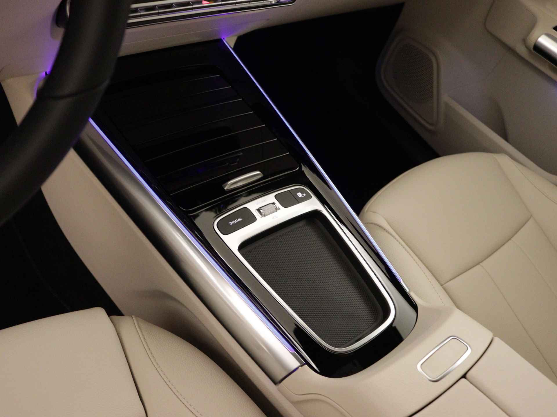 Mercedes-Benz GLA 250 e Star Edition Luxury Line | Dodehoekassistent | Verwarmde stoelen vooraan | Keyless-Go comfortpakket | USB-pakket plus | Parkeerpakket met achteruitrijcamera | Draadloos oplaadsysteem voor mobiele Smartphone - 16/38