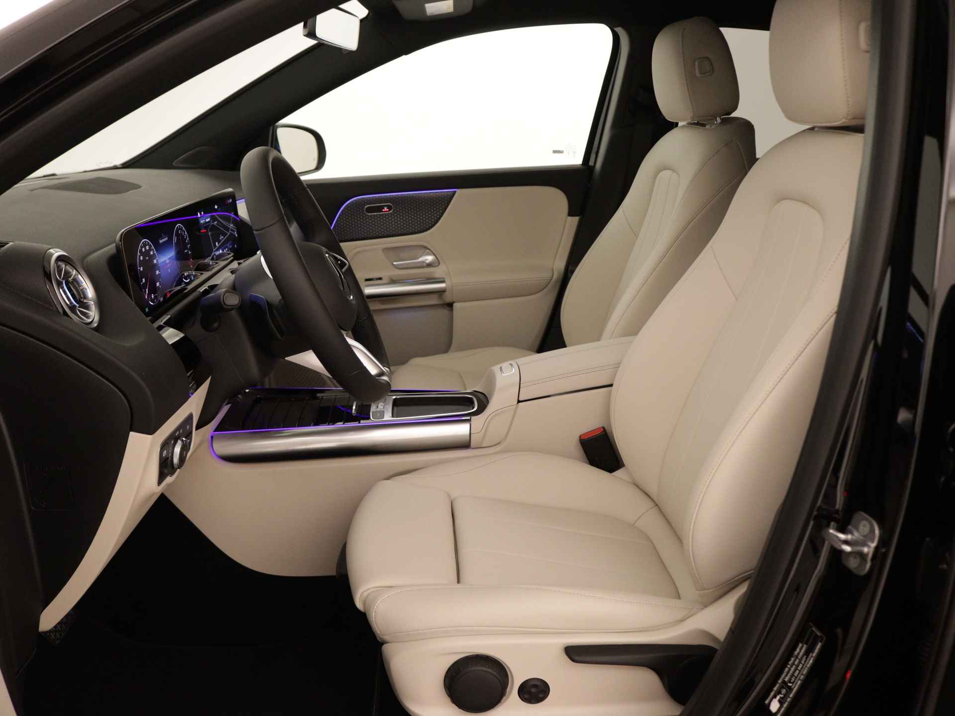Mercedes-Benz GLA 250 e Star Edition Luxury Line | Dodehoekassistent | Verwarmde stoelen vooraan | Keyless-Go comfortpakket | USB-pakket plus | Parkeerpakket met achteruitrijcamera | Draadloos oplaadsysteem voor mobiele Smartphone - 17/38