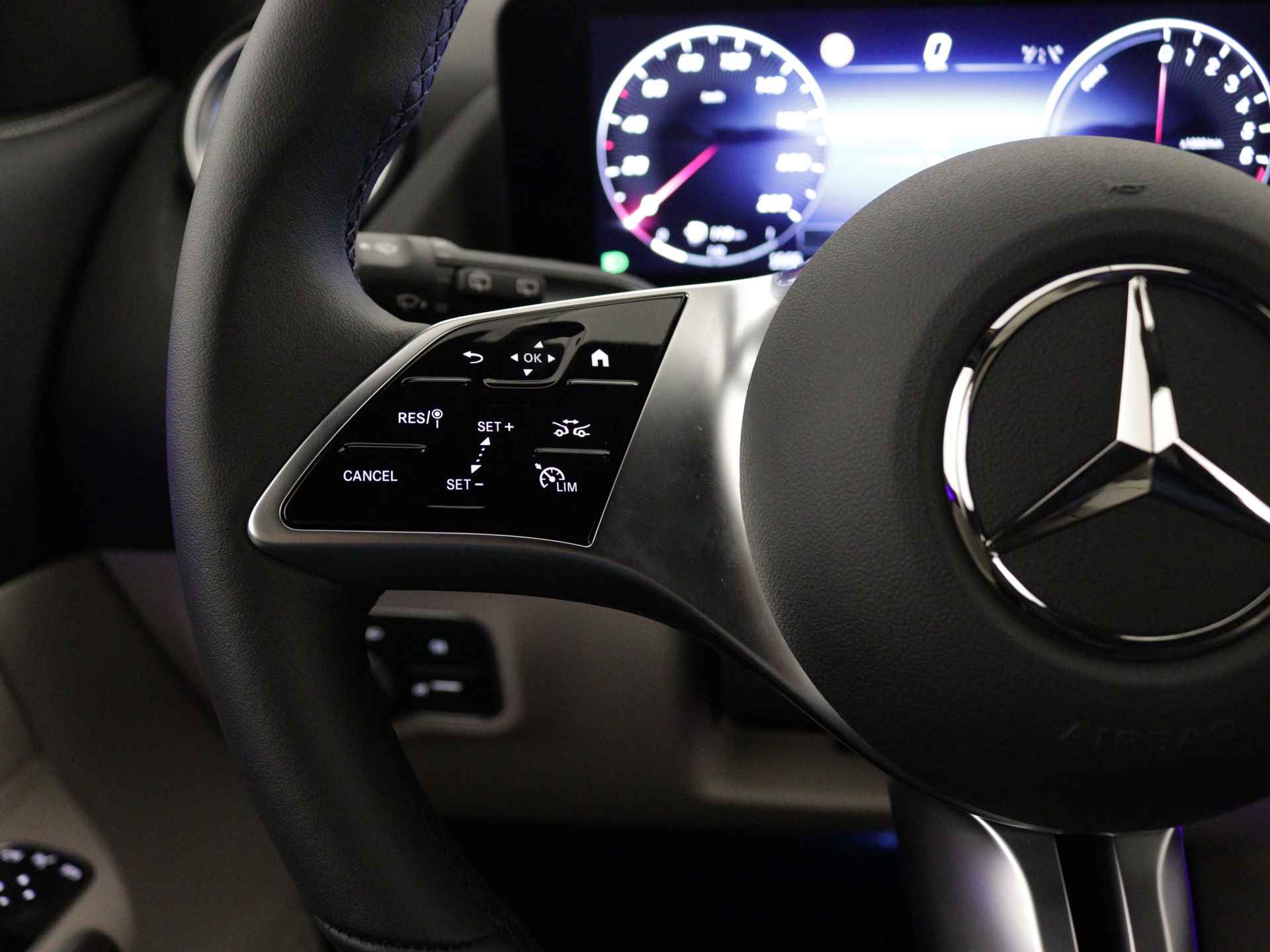 Mercedes-Benz GLA 250 e Star Edition Luxury Line | Dodehoekassistent | Verwarmde stoelen vooraan | Keyless-Go comfortpakket | USB-pakket plus | Parkeerpakket met achteruitrijcamera | Draadloos oplaadsysteem voor mobiele Smartphone - 20/38