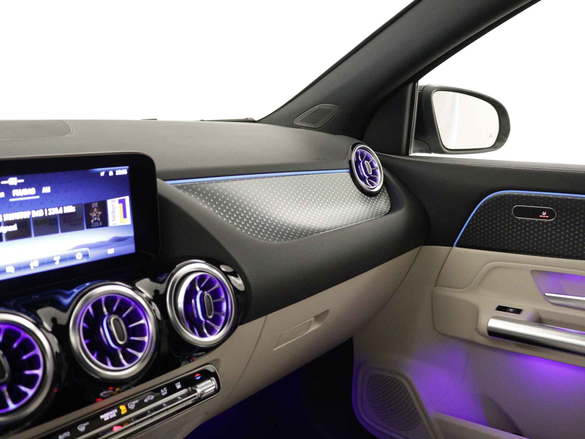 Mercedes-Benz GLA 250 e Star Edition Luxury Line | Dodehoekassistent | Verwarmde stoelen vooraan | Keyless-Go comfortpakket | USB-pakket plus | Parkeerpakket met achteruitrijcamera | Draadloos oplaadsysteem voor mobiele Smartphone - 22/38