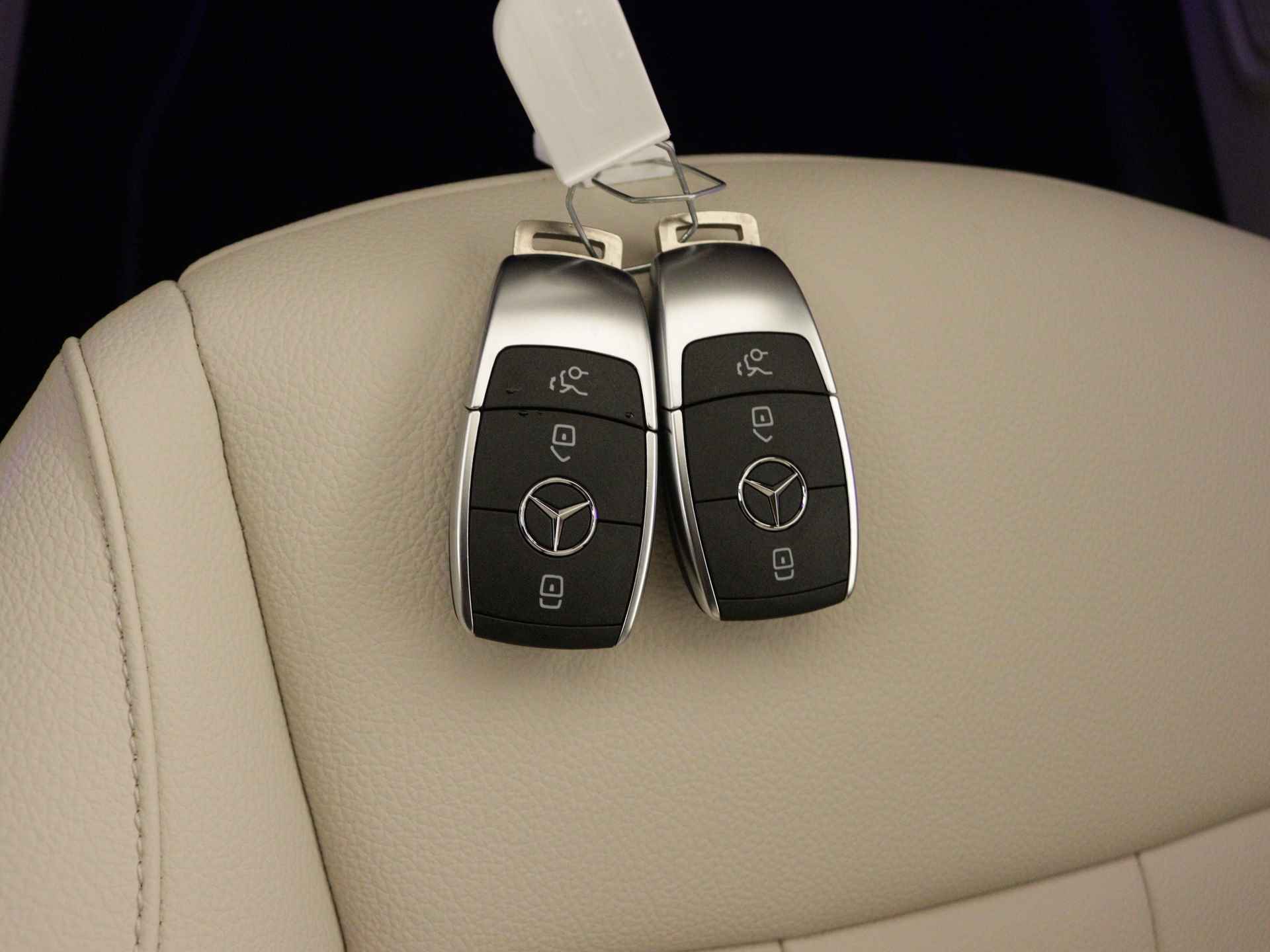 Mercedes-Benz GLA 250 e Star Edition Luxury Line | Dodehoekassistent | Verwarmde stoelen vooraan | Keyless-Go comfortpakket | USB-pakket plus | Parkeerpakket met achteruitrijcamera | Draadloos oplaadsysteem voor mobiele Smartphone - 27/38