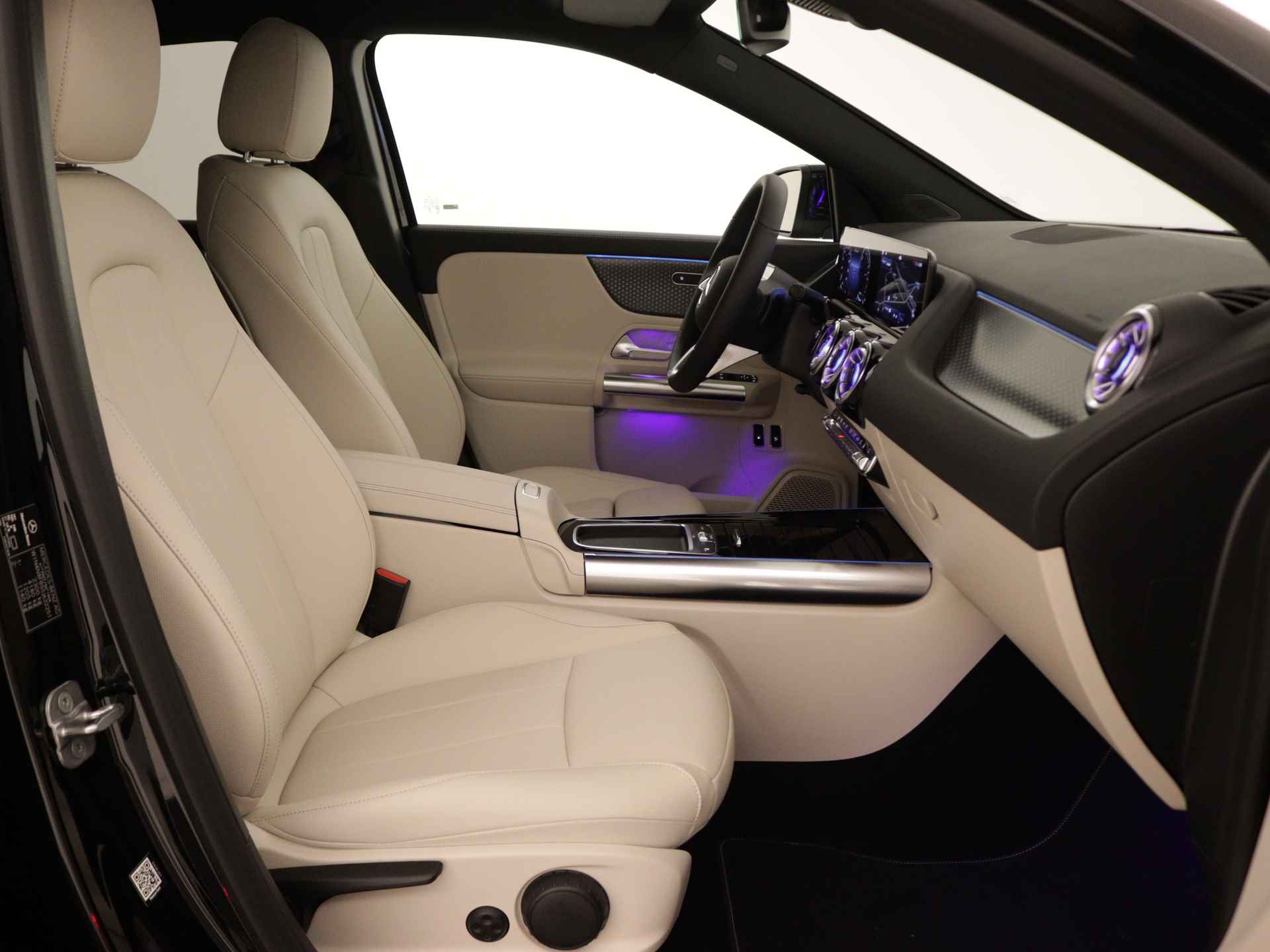 Mercedes-Benz GLA 250 e Star Edition Luxury Line | Dodehoekassistent | Verwarmde stoelen vooraan | Keyless-Go comfortpakket | USB-pakket plus | Parkeerpakket met achteruitrijcamera | Draadloos oplaadsysteem voor mobiele Smartphone - 32/38