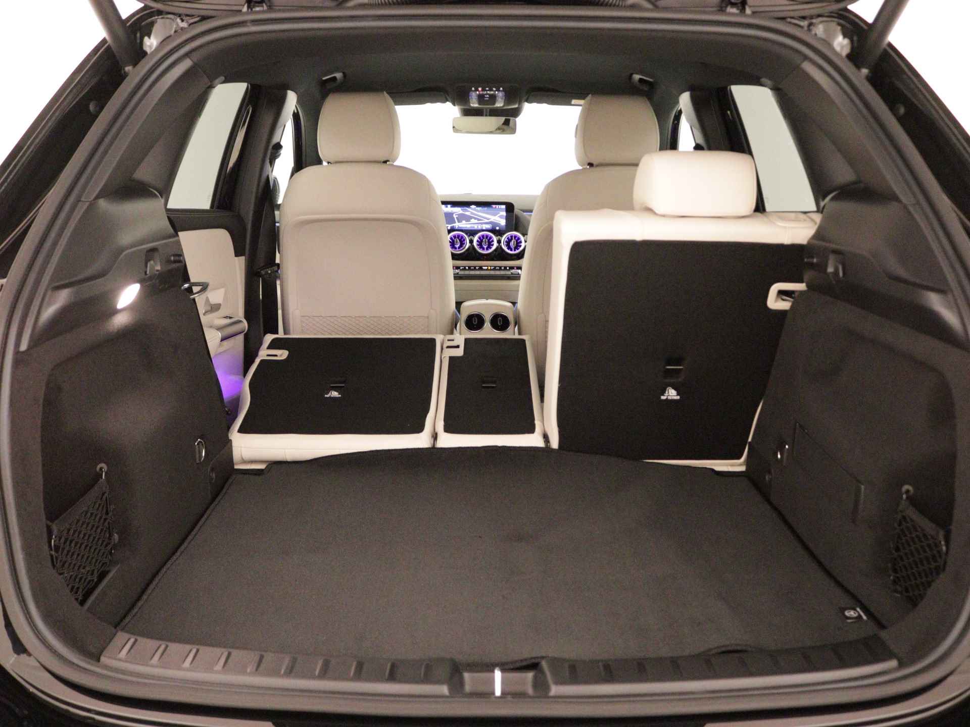 Mercedes-Benz GLA 250 e Star Edition Luxury Line | Dodehoekassistent | Verwarmde stoelen vooraan | Keyless-Go comfortpakket | USB-pakket plus | Parkeerpakket met achteruitrijcamera | Draadloos oplaadsysteem voor mobiele Smartphone - 36/38