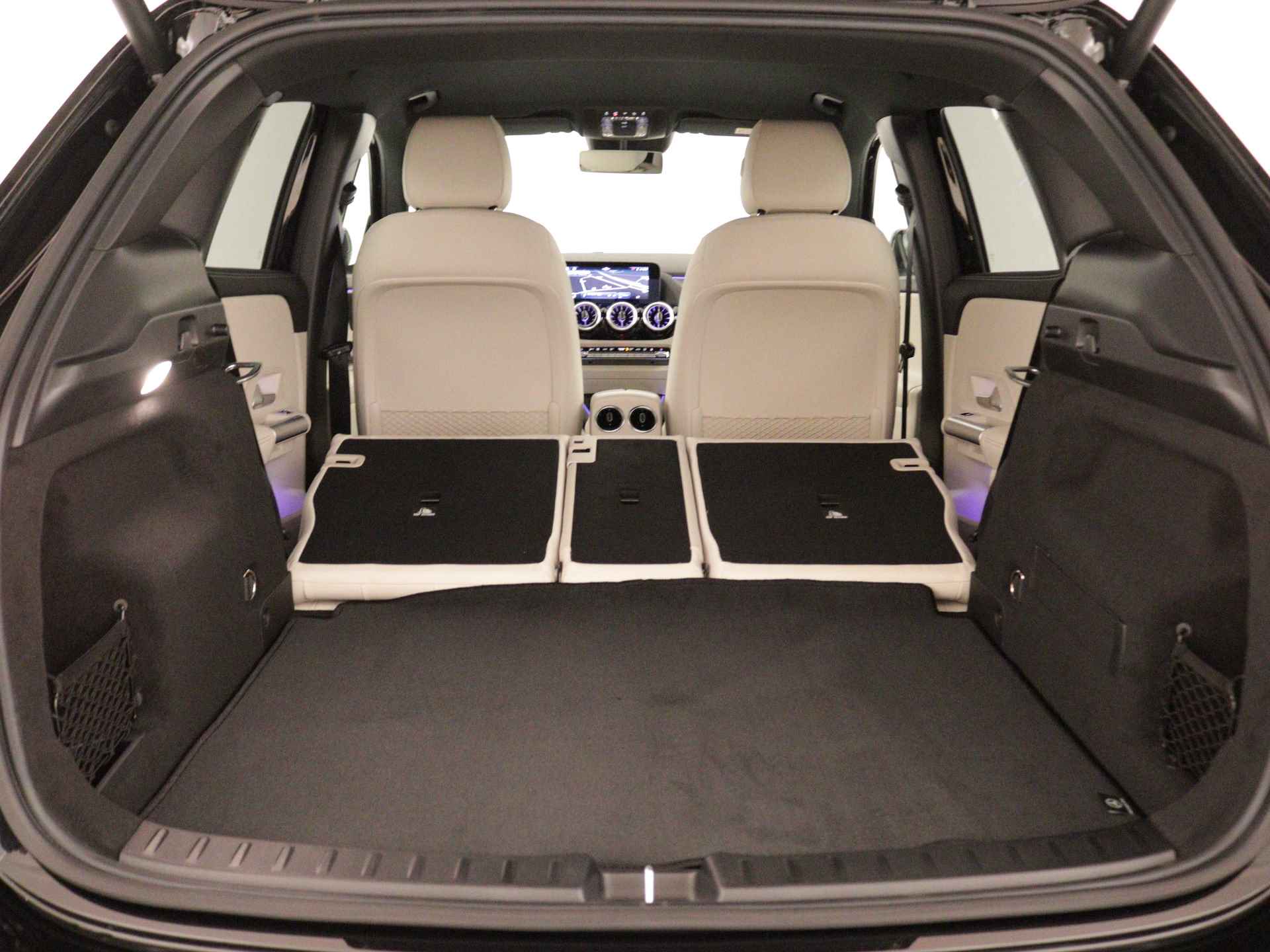 Mercedes-Benz GLA 250 e Star Edition Luxury Line | Dodehoekassistent | Verwarmde stoelen vooraan | Keyless-Go comfortpakket | USB-pakket plus | Parkeerpakket met achteruitrijcamera | Draadloos oplaadsysteem voor mobiele Smartphone - 37/38