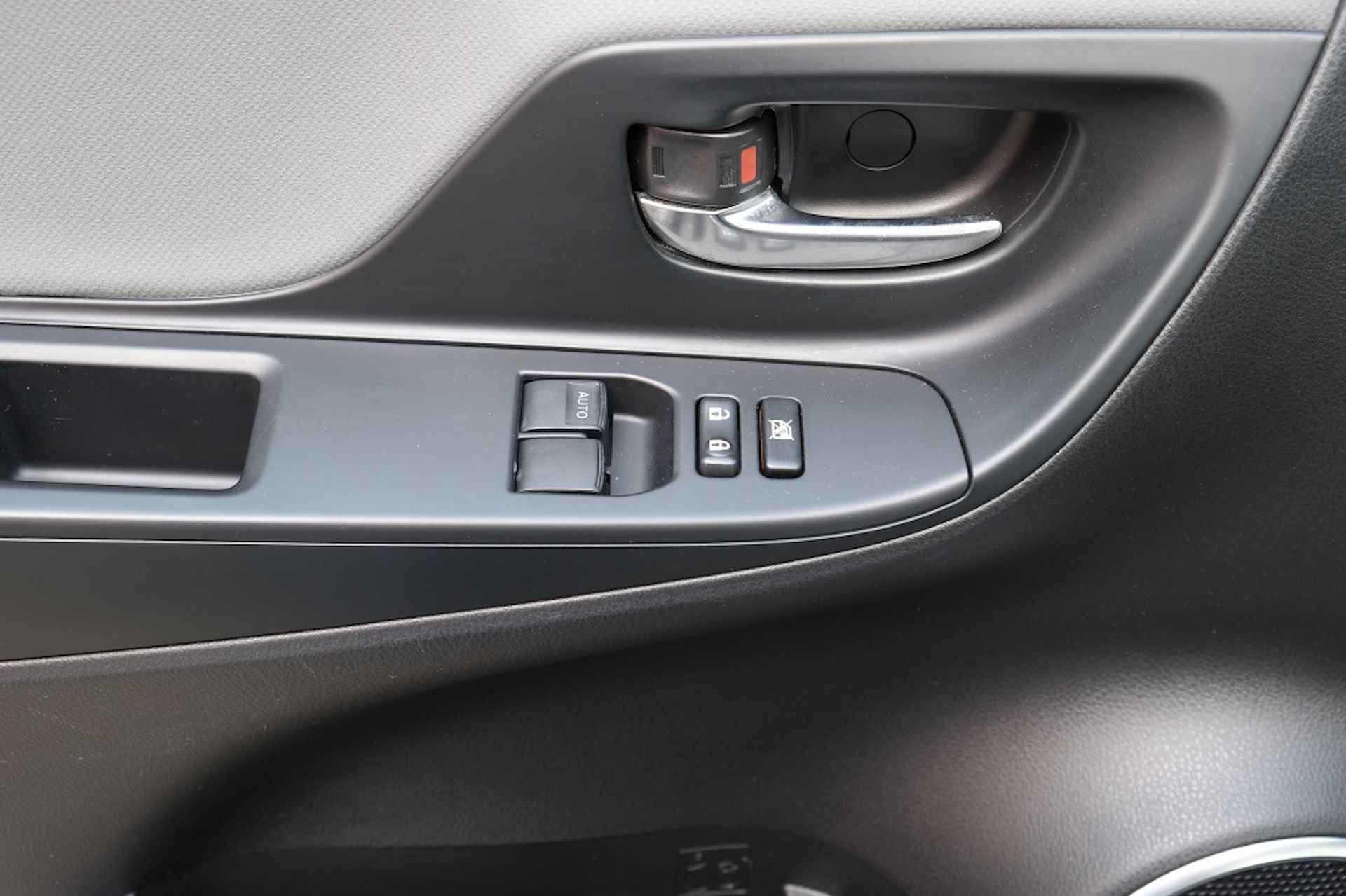Toyota Yaris 1.5 Hybrid 100PK Trend Automaat | Safety Sense® | Airco | Naviga - 13/40