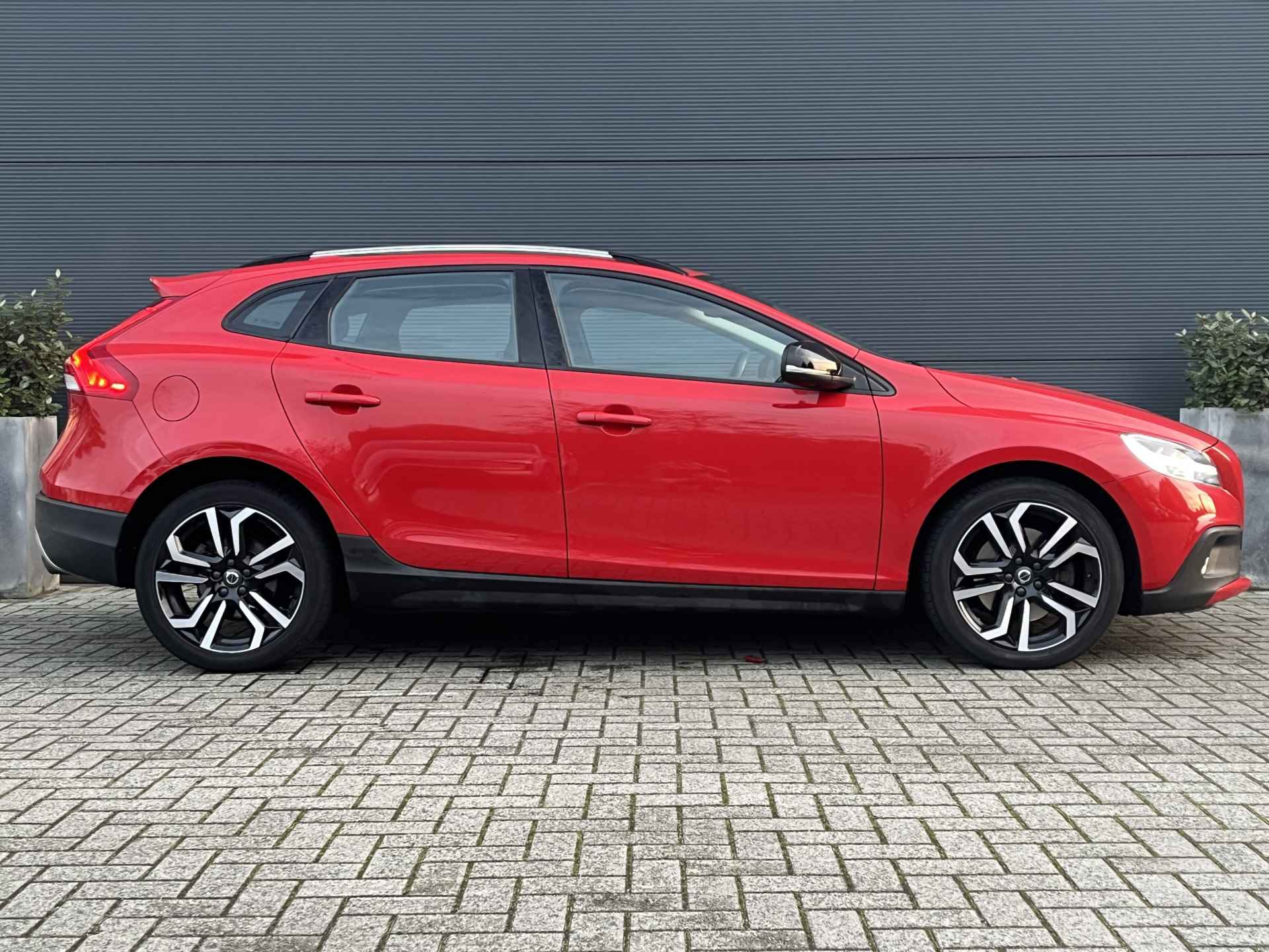 Volvo V40 Cross Country 1.5 T3 Nordic+ | Standkachel | Leder | Stoelverwarming | Navigatie | - 2/20