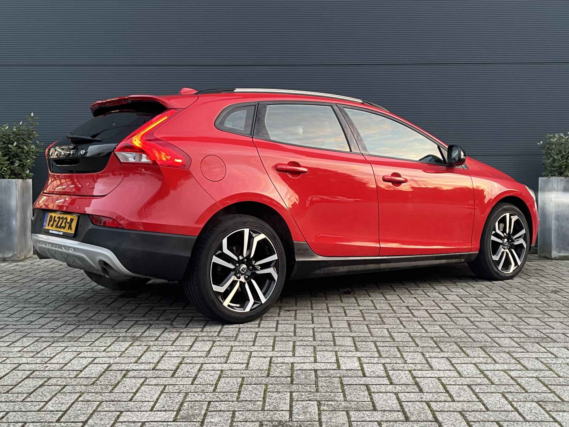 Volvo V40 Cross Country 1.5 T3 Nordic+ | Standkachel | Leder | Stoelverwarming | Navigatie | - 3/20