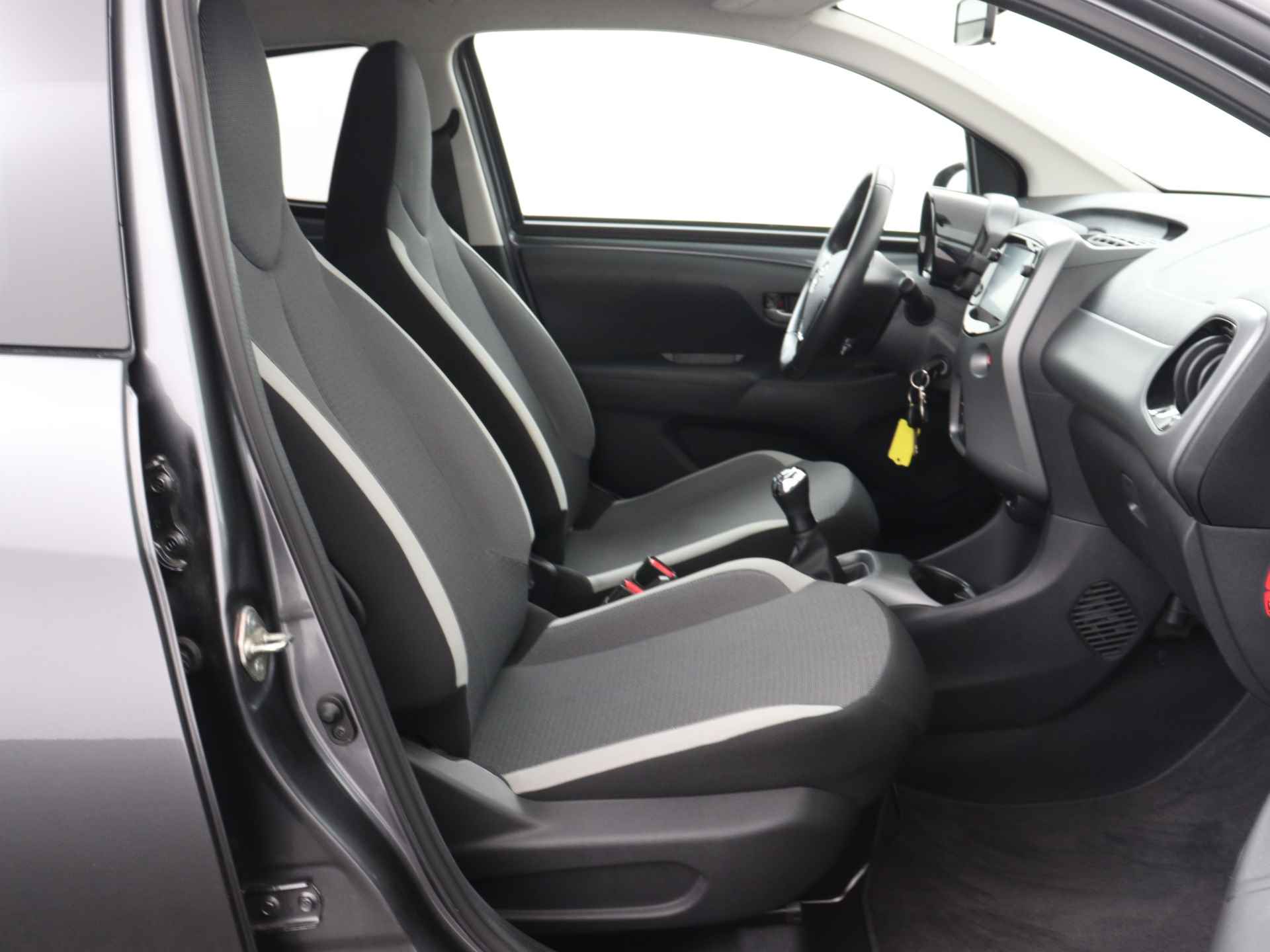 Toyota Aygo 1.0 VVT-i x-joy cabrio | Apple Carplay/Android Auto | Dealer onderhouden | - 31/43