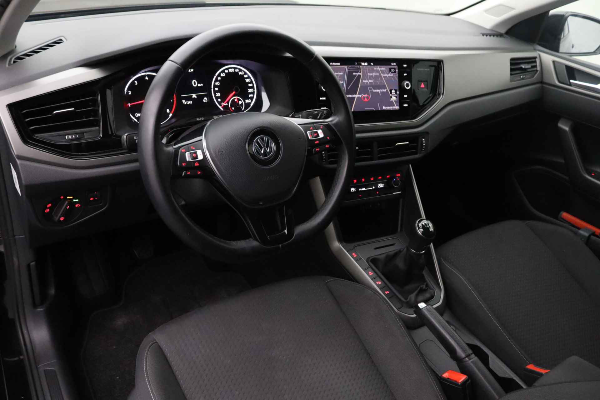 Volkswagen Polo 1.0 TSI Comfortline Business R-line | Adaptieve cruise control | Airconditioning | Apple carplay | Parkeersensoren - 25/30