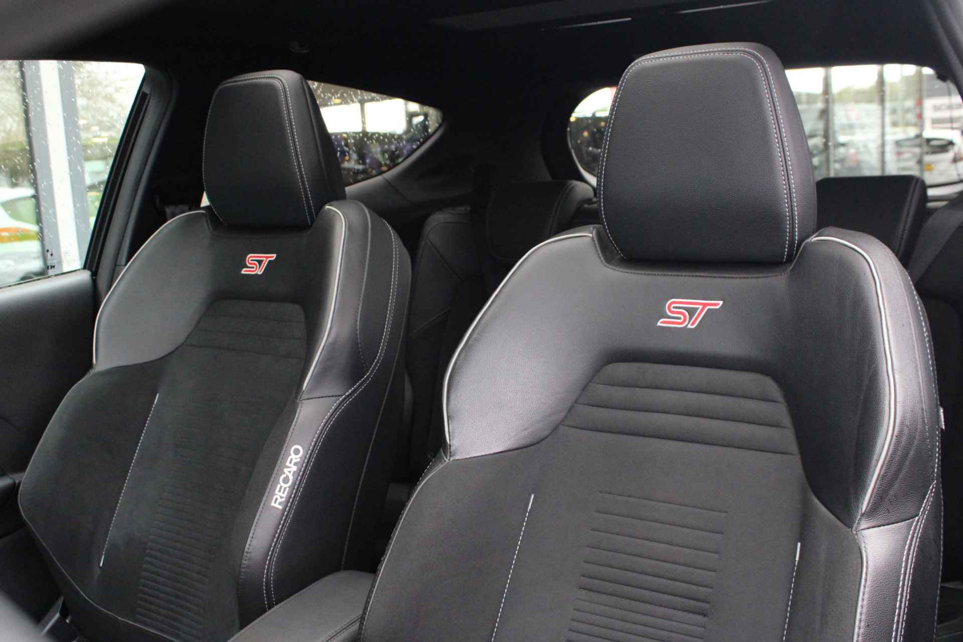 Ford Fiesta ST-3 200pk | Winterpack | Achteruitrijcamera | Parkeersensor achter | Panorama dak - 10/17