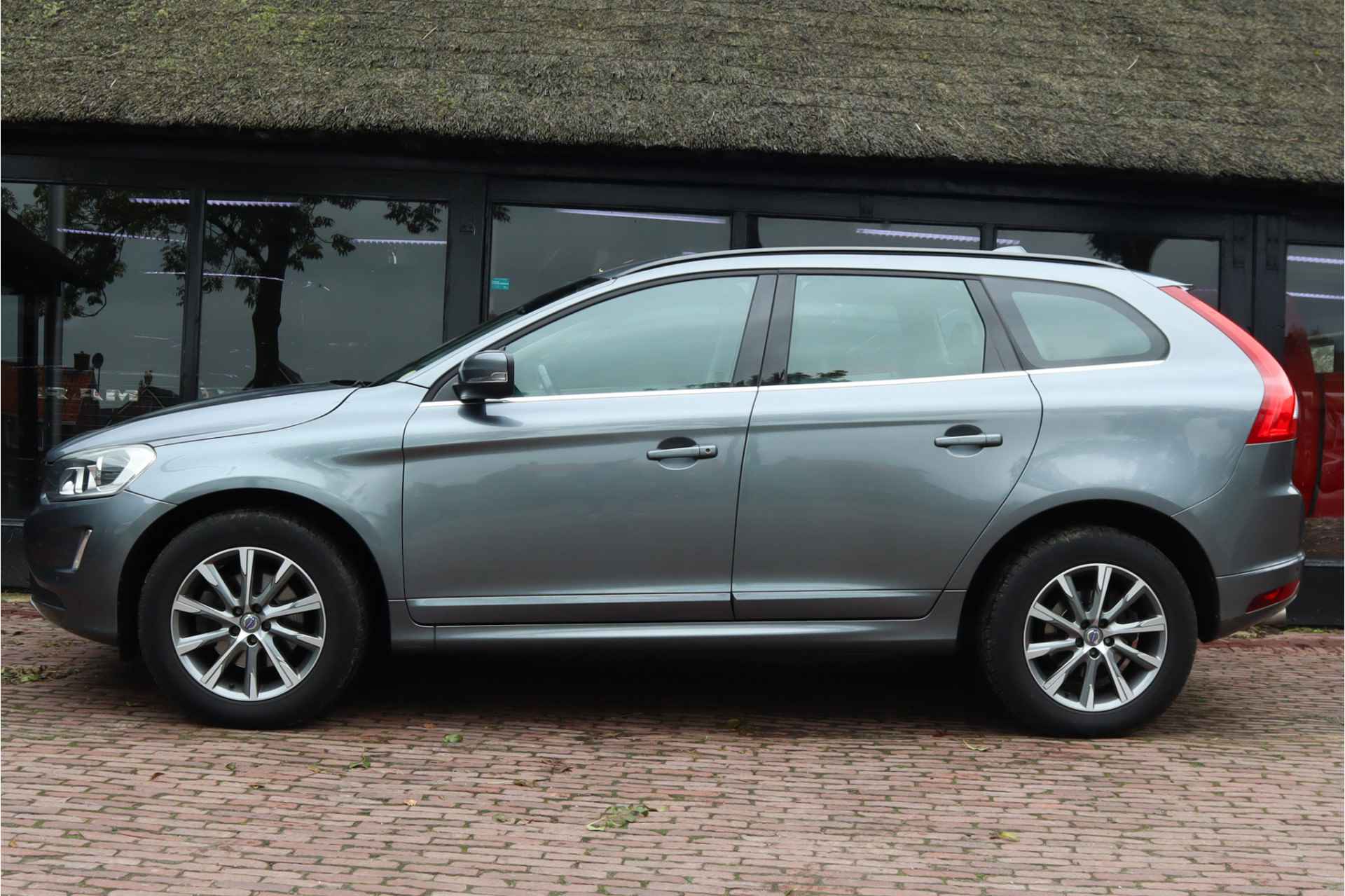 Volvo XC60 2.0 D3 FWD Momentum | Navigatie | Trekhaak | 18 inch lichtmetalen velgen | lederen bekleding - 6/30