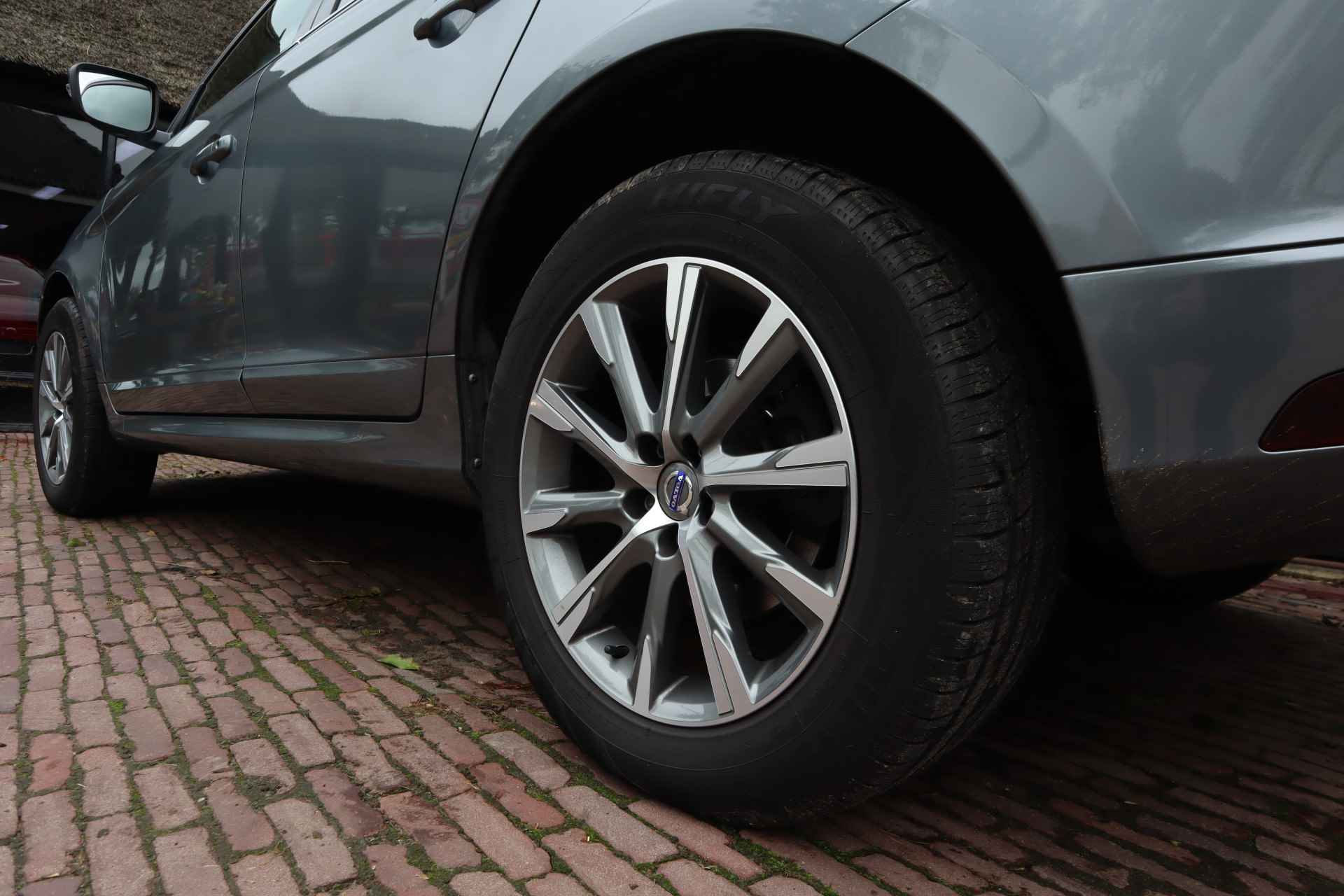 Volvo XC60 2.0 D3 FWD Momentum | Navigatie | Trekhaak | 18 inch lichtmetalen velgen | lederen bekleding - 7/30