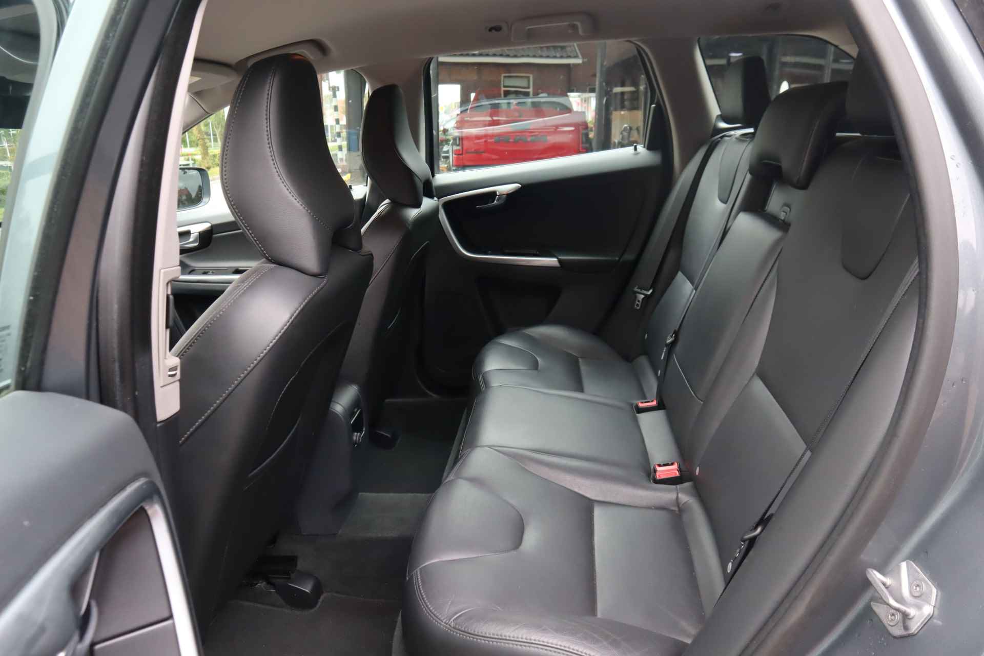 Volvo XC60 2.0 D3 FWD Momentum | Navigatie | Trekhaak | 18 inch lichtmetalen velgen | lederen bekleding - 9/30