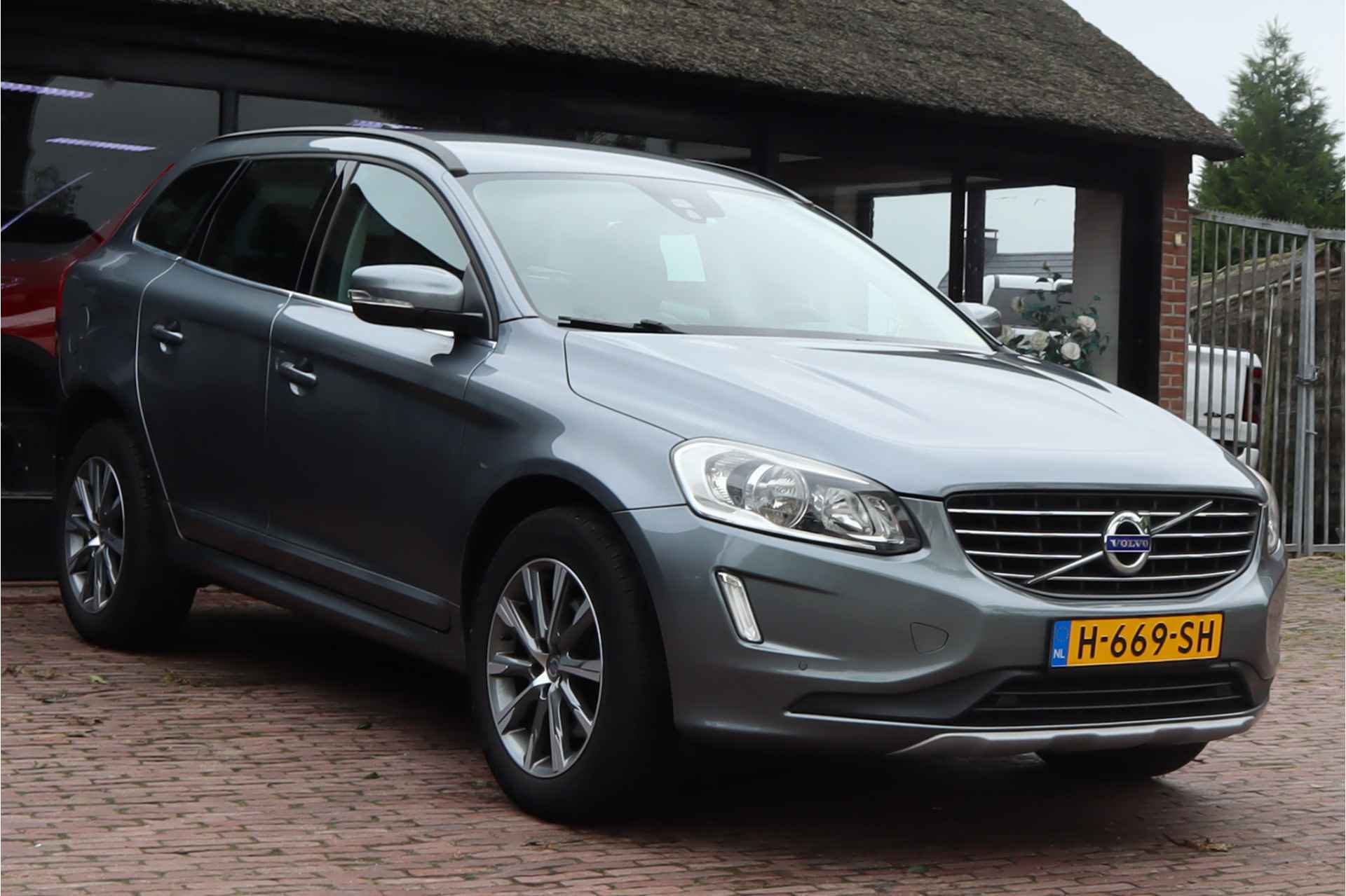 Volvo XC60 2.0 D3 FWD Momentum | Navigatie | Trekhaak | 18 inch lichtmetalen velgen | lederen bekleding - 12/30