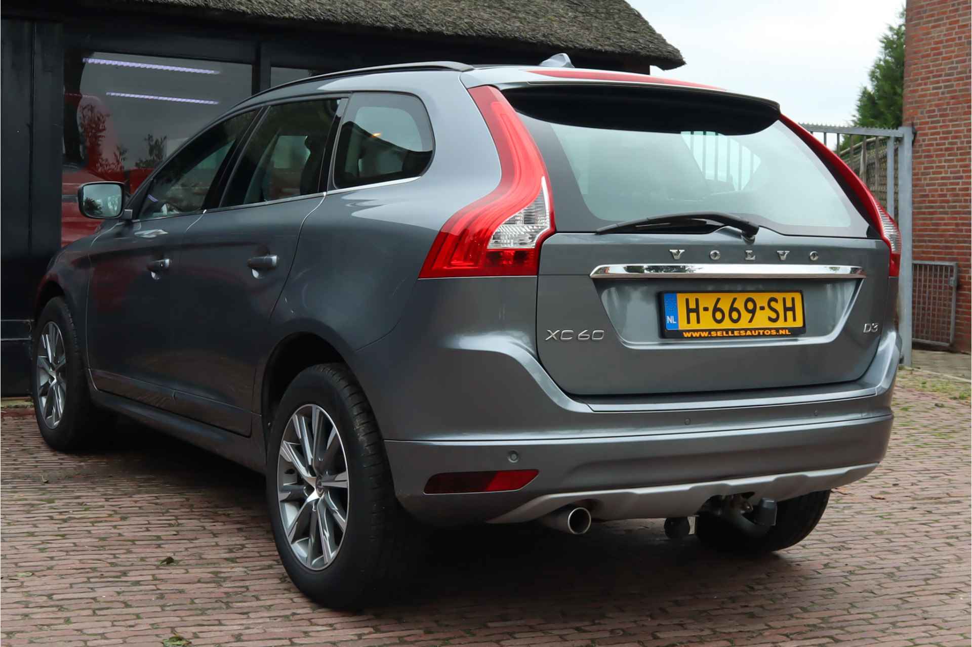 Volvo XC60 2.0 D3 FWD Momentum | Navigatie | Trekhaak | 18 inch lichtmetalen velgen | lederen bekleding - 18/30