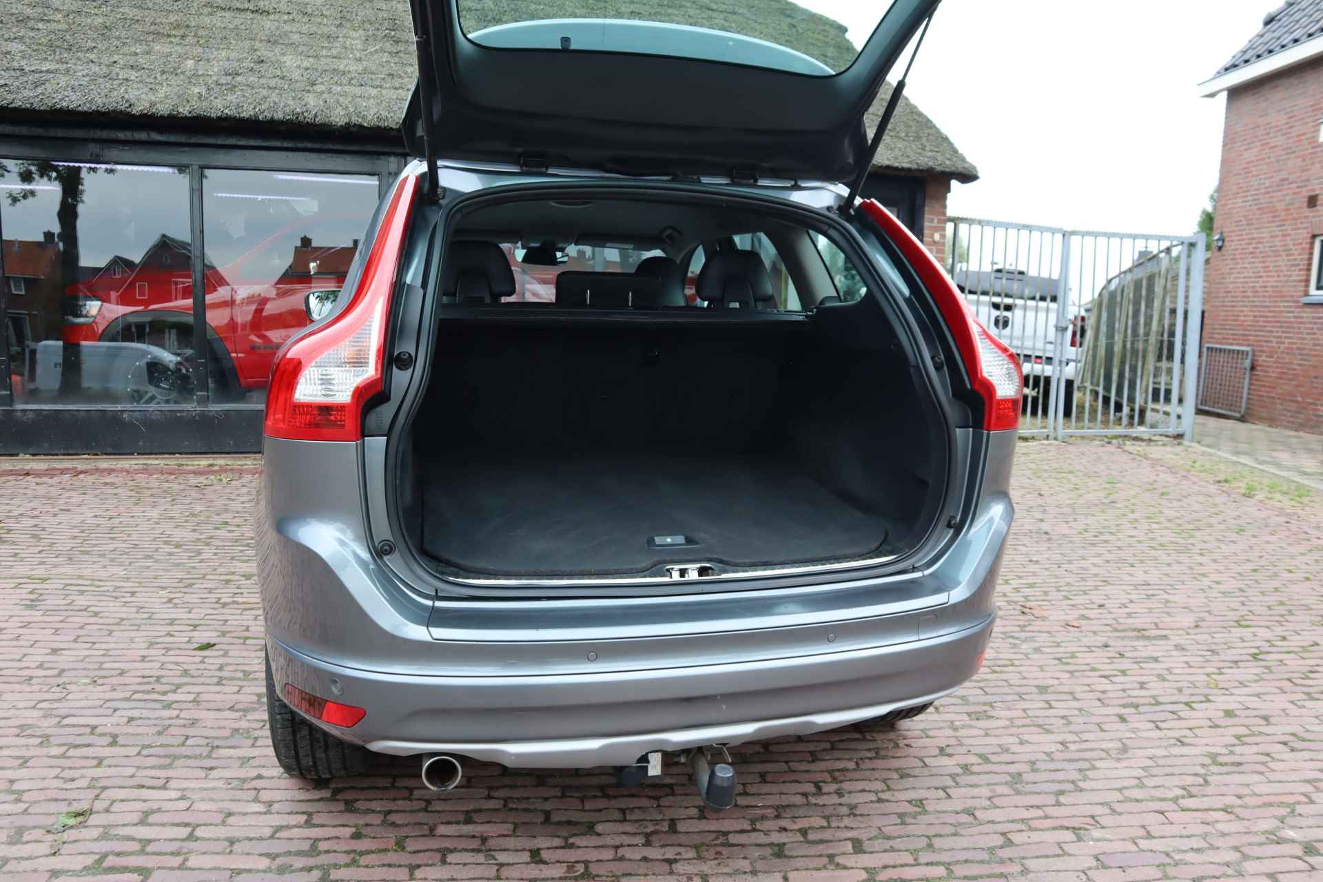 Volvo XC60 2.0 D3 FWD Momentum | Navigatie | Trekhaak | 18 inch lichtmetalen velgen | lederen bekleding - 21/30