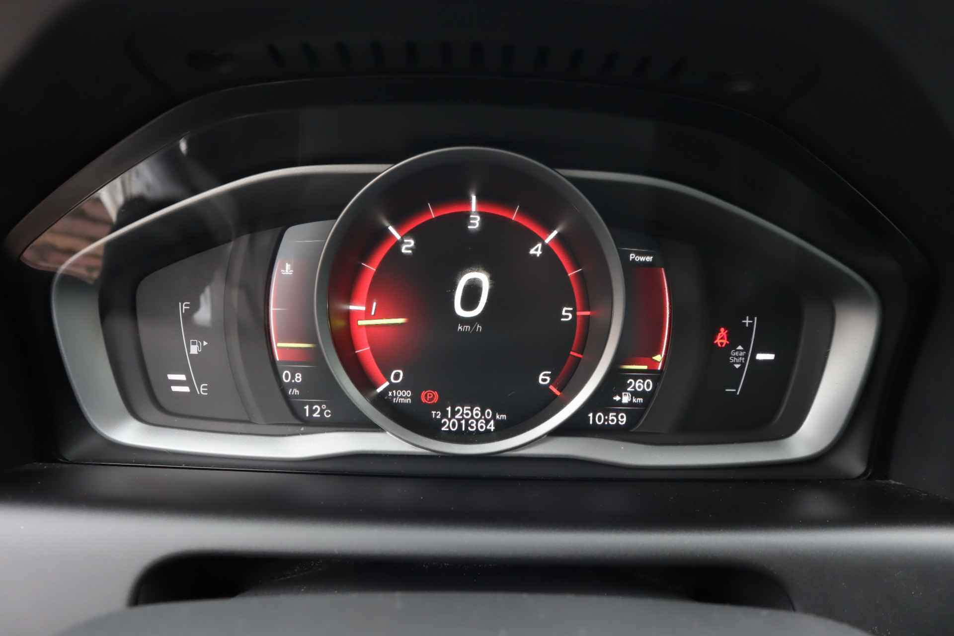 Volvo XC60 2.0 D3 FWD Momentum | Navigatie | Trekhaak | 18 inch lichtmetalen velgen | lederen bekleding - 25/30