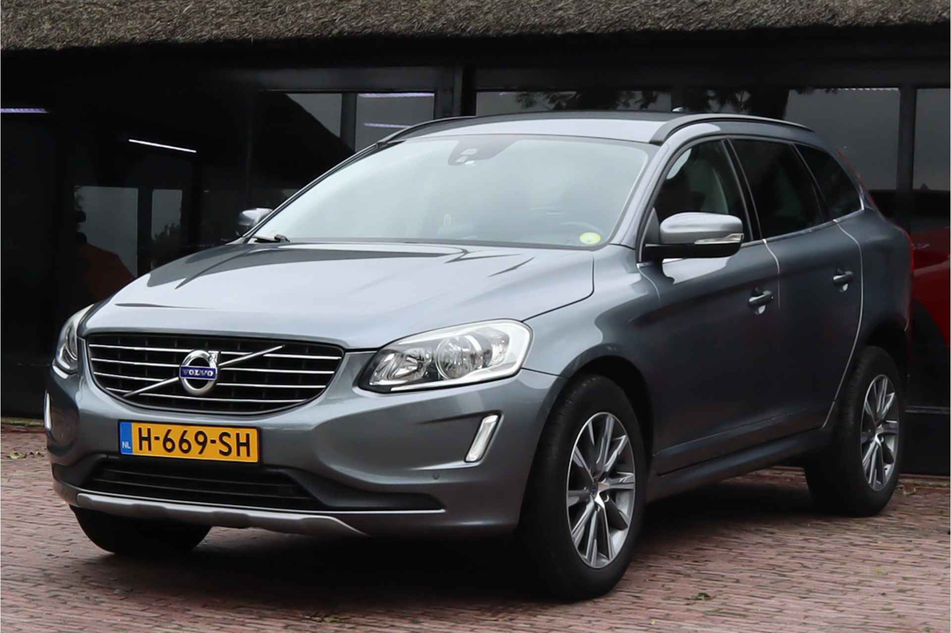 Volvo XC60 2.0 D3 FWD Momentum | Navigatie | Trekhaak | 18 inch lichtmetalen velgen | lederen bekleding - 29/30