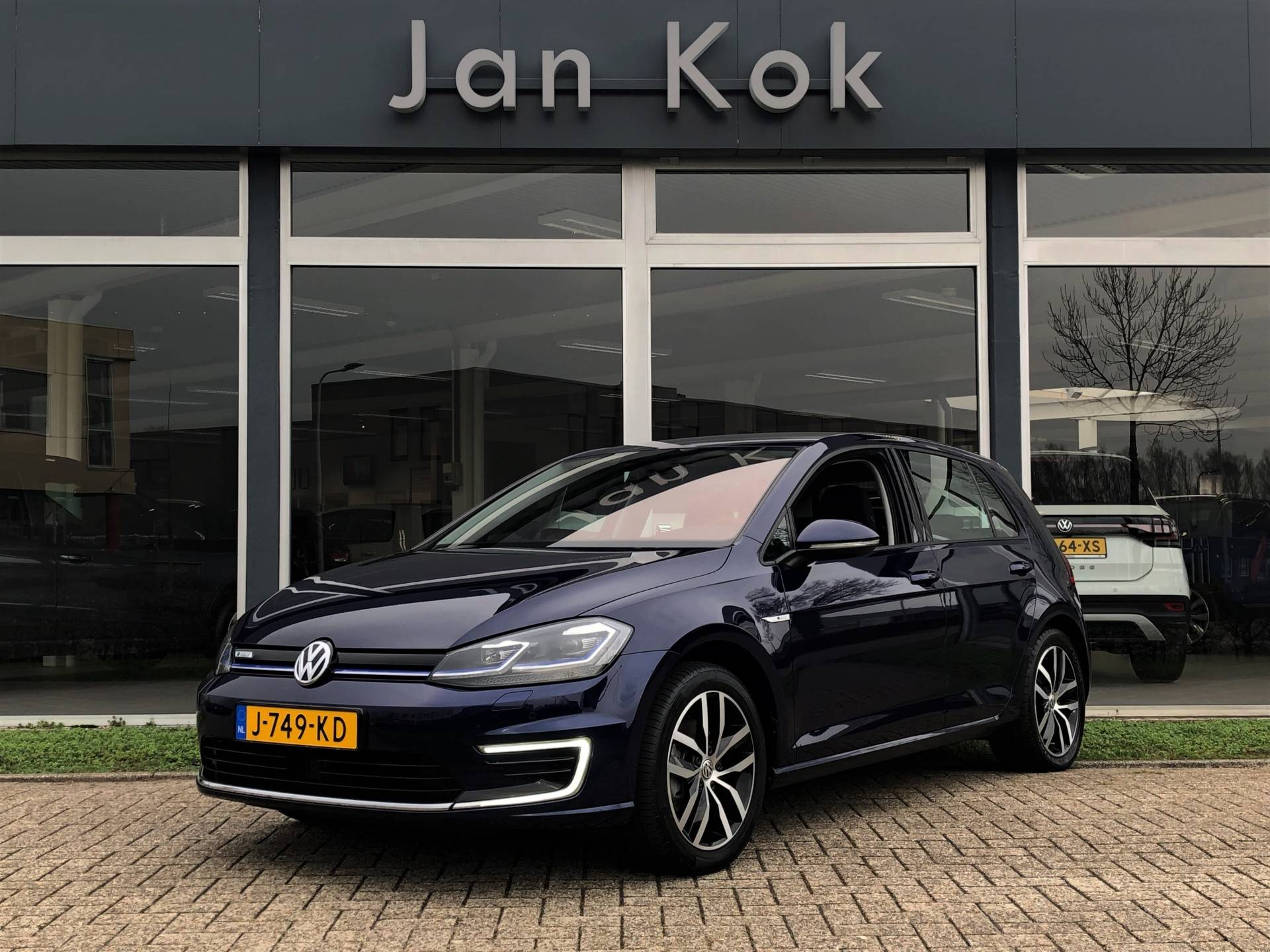 Volkswagen e-Golf E-DITION 136 pk | € 2000 Subsidie | 17" |  Warmtepomp | Virtual Cockpit | Winter - 1/34
