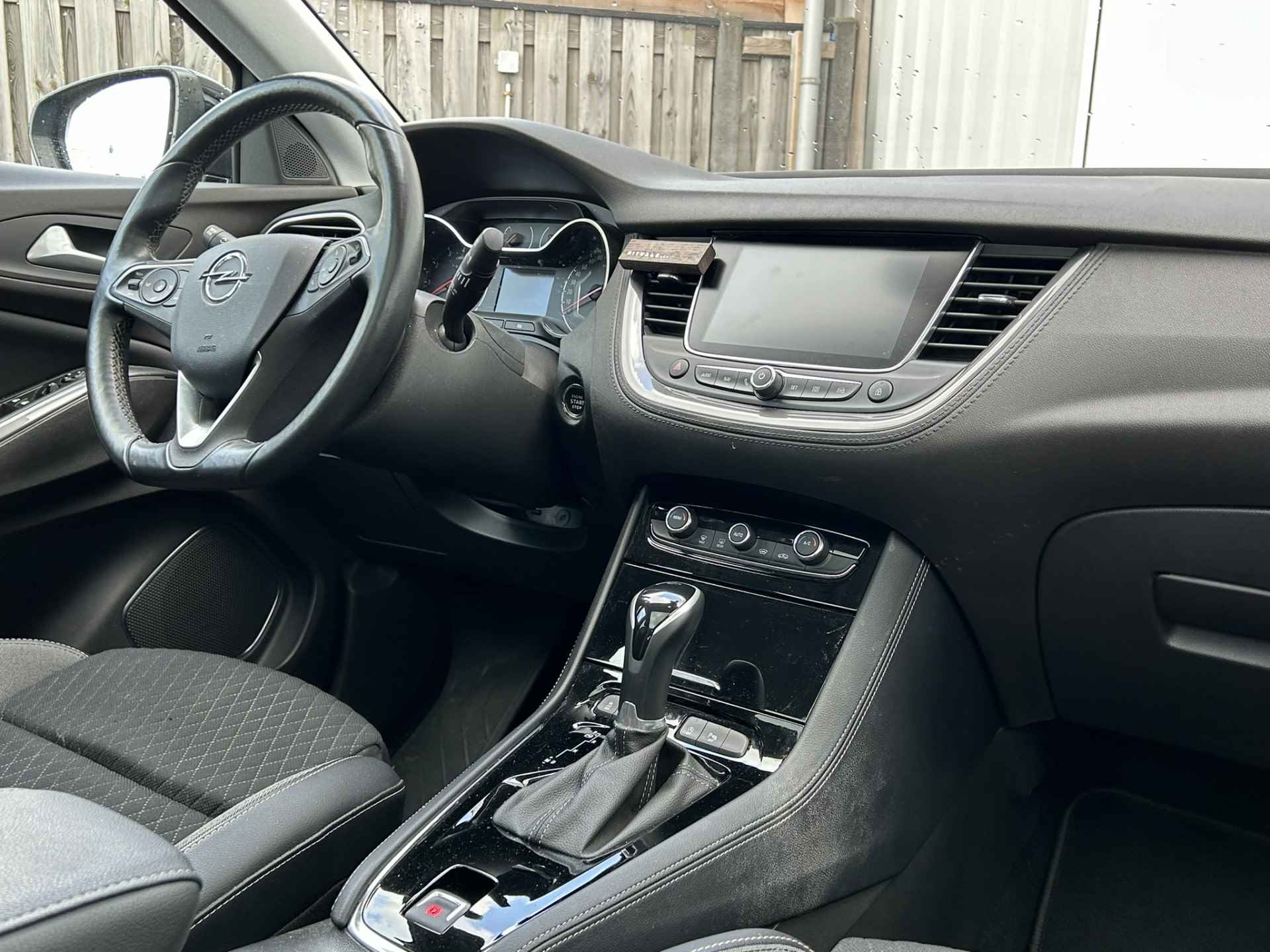 Opel Grandland X 1.6 Turbo 180pk Automaat | TREKHAAK 1600kg | AGR stoelen | Panoramadak | Stoelverwarming vóór en achter | Stuur- en voorruitverw Elektrische achterklep | 19 inch LM velgen | DAB+ radio | Zelfdimmende binnenspiegel | - 17/34