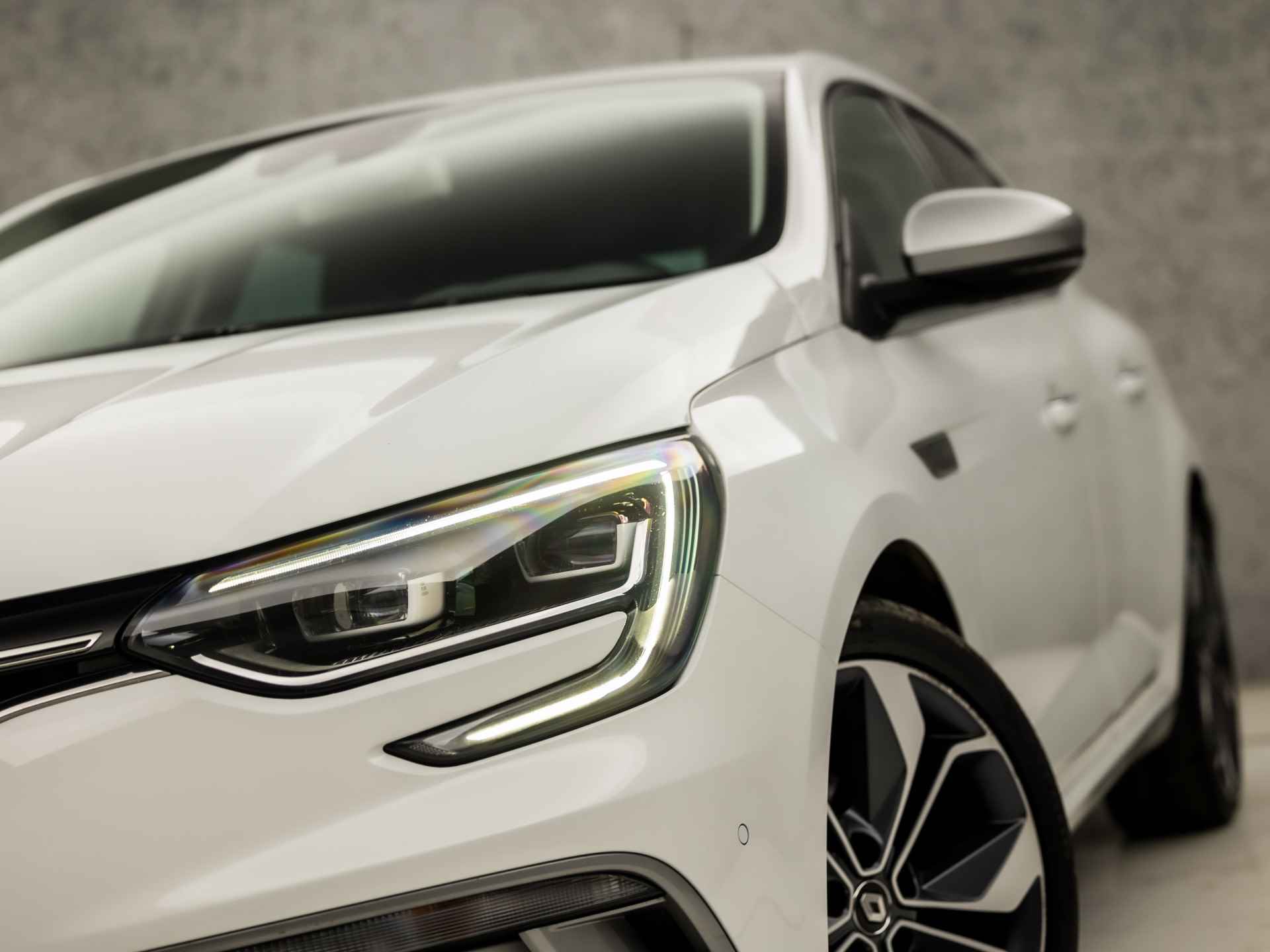 Renault Mégane 1.5 dCi GT-Line Automaat (GROOT NAVI, APPLE CARPLAY, CAMERA, KEYLESS START, CRUISE, CLIMATE, LED, SPORTSTOELEN, LM VELGEN, PARKEERSENSOREN, NIEUWE APK, NIEUWSTAAT) - 16/39