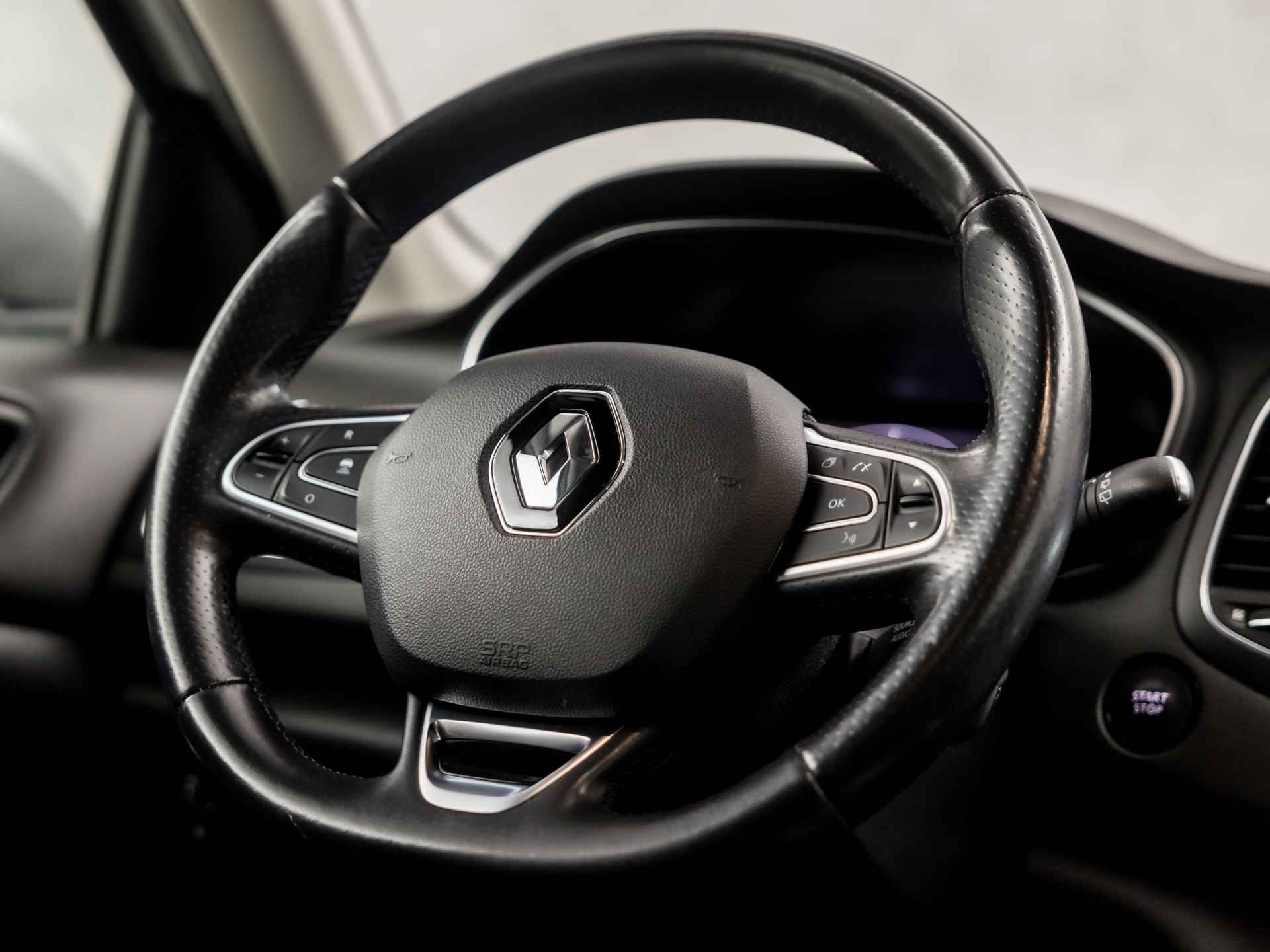 Renault Mégane 1.5 dCi GT-Line Automaat (GROOT NAVI, APPLE CARPLAY, CAMERA, KEYLESS START, CRUISE, CLIMATE, LED, SPORTSTOELEN, LM VELGEN, PARKEERSENSOREN, NIEUWE APK, NIEUWSTAAT) - 18/39