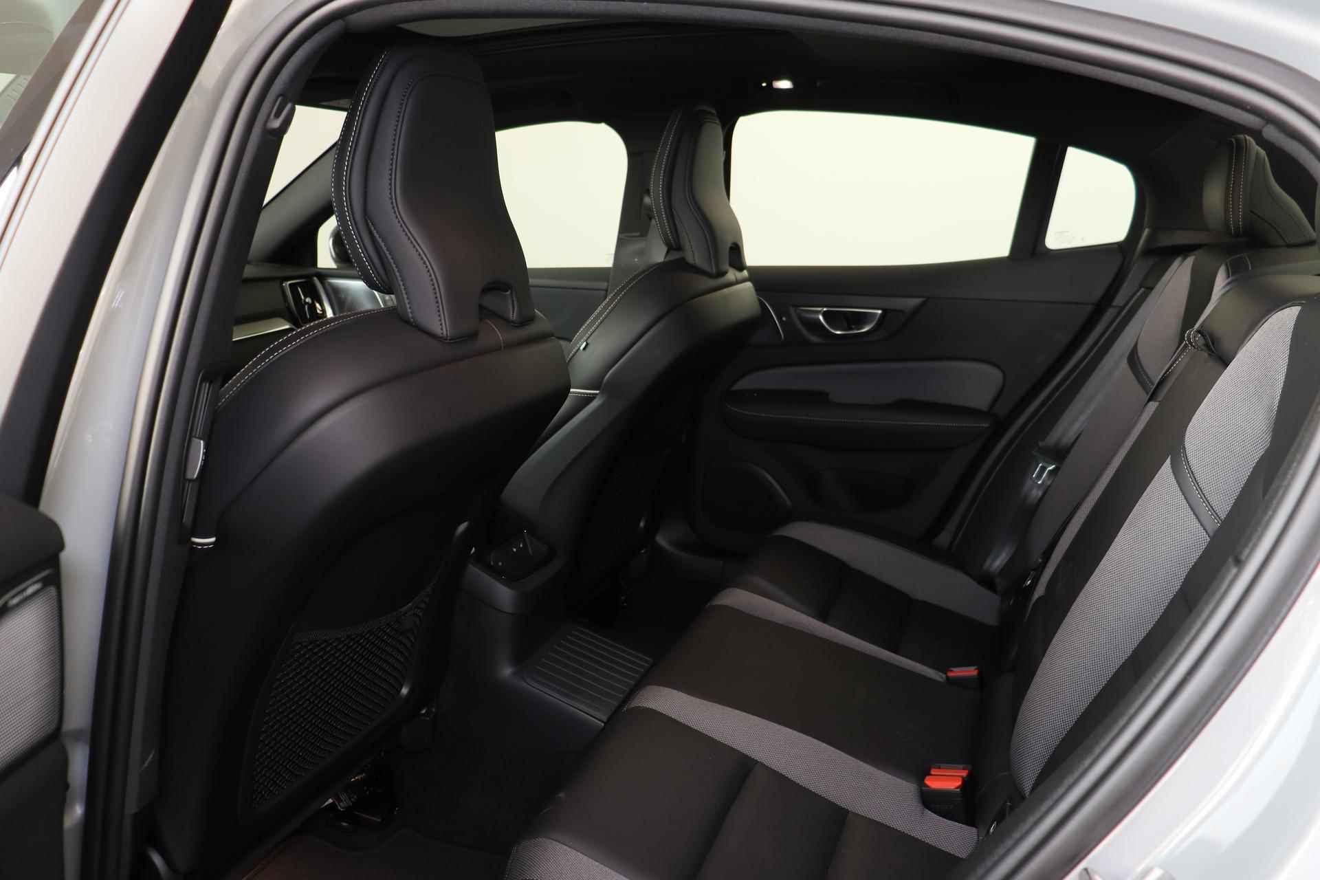 Volvo S60 Recharge T6 AWD Ultimate Dark - Panorama/schuifdak - IntelliSafe Assist & Surround - 360° Camera - Bowers & Wilkins audio - Verwarmde voorstoelen, stuur & achterbank - Parkeersensoren voor & achter - Elektr. bedienb. voorstoelen met geheugen - Head up display - Elektr. inklapbare trekhaak - 18' LMV - 23/28