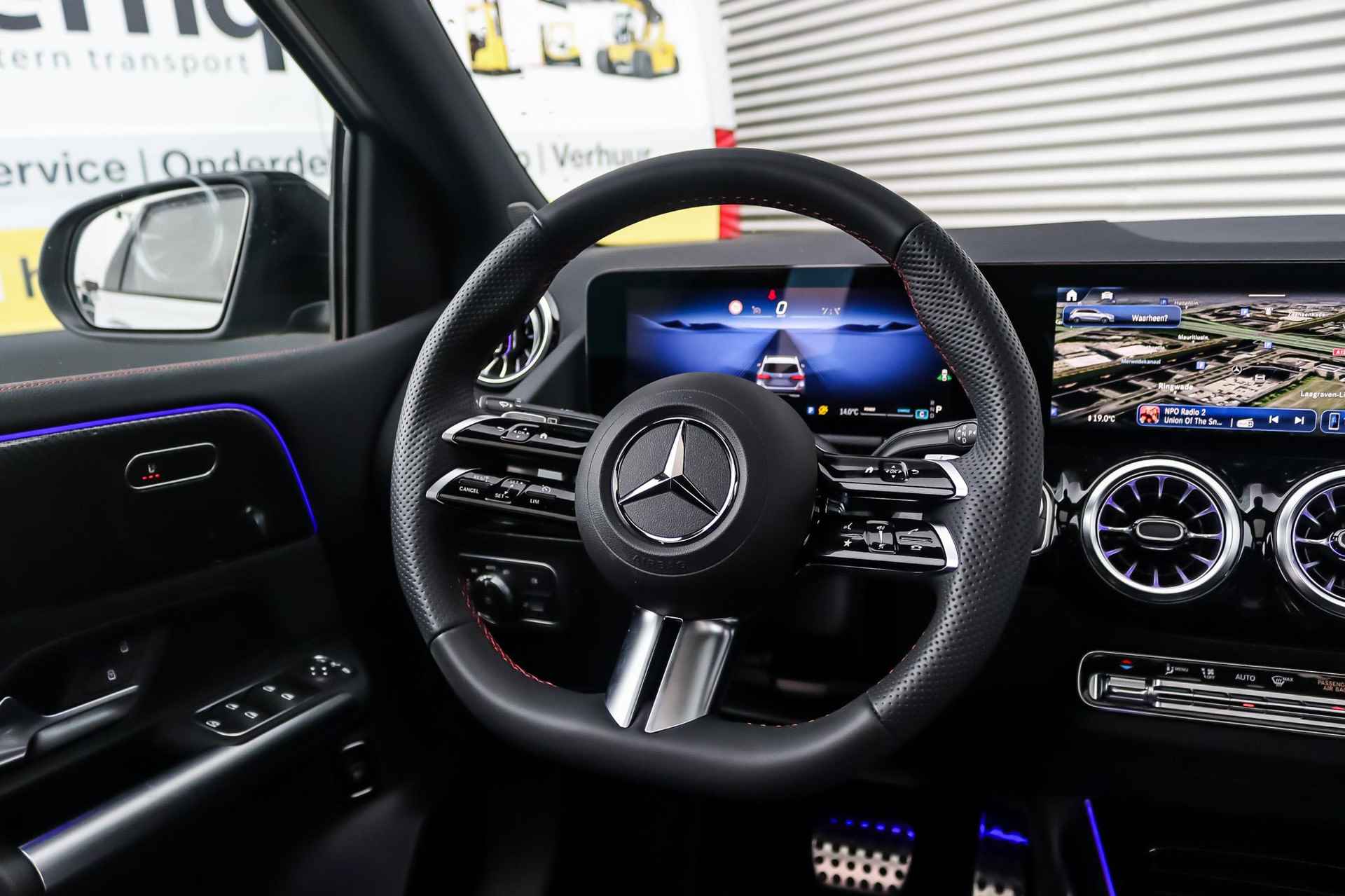 Mercedes-Benz B-klasse B 180 Automaat AMG Line | Premium Pakket | Nightpakket | Panoramadak | LED | Advanced Sound System | Keyless-Go | Sfeerverlichting | Stoelverwarming | Spiegelpakket - 25/38