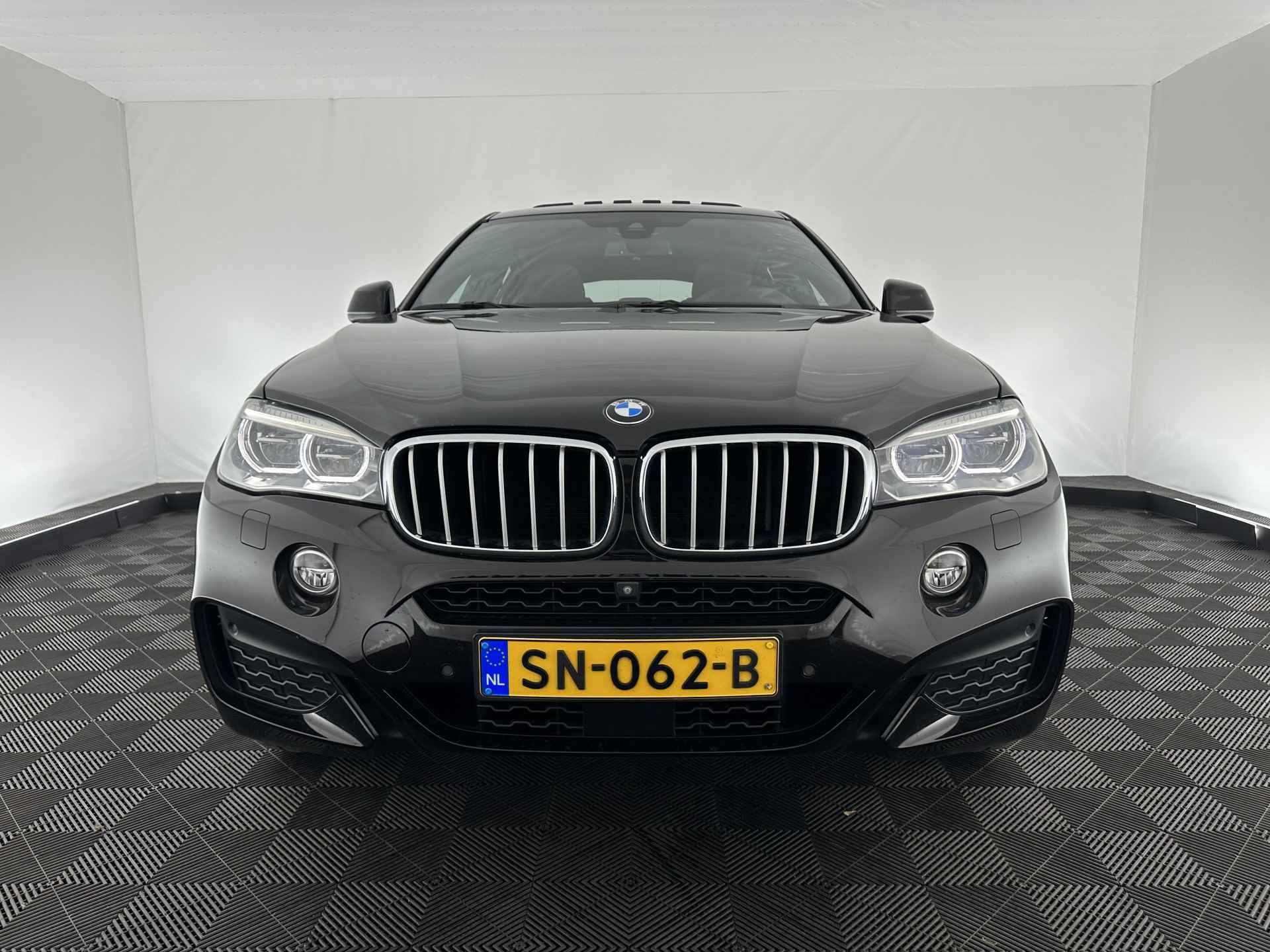 BMW X6 xDrive40d M-Sport Edition Aut. *PANO | BANG/OLUFSEN-SURROUND | MERINO-VOLLEDER | SOFT-CLOSE | FULL-LED | VIRTUAL-COCKPIT | HEAD-UP | COMFORT-SEATS | BLIND-SPOT | KEYLESS | NAVI-FULLMAP | MEMORY-PACK | CAMERA | 21 - 2/33