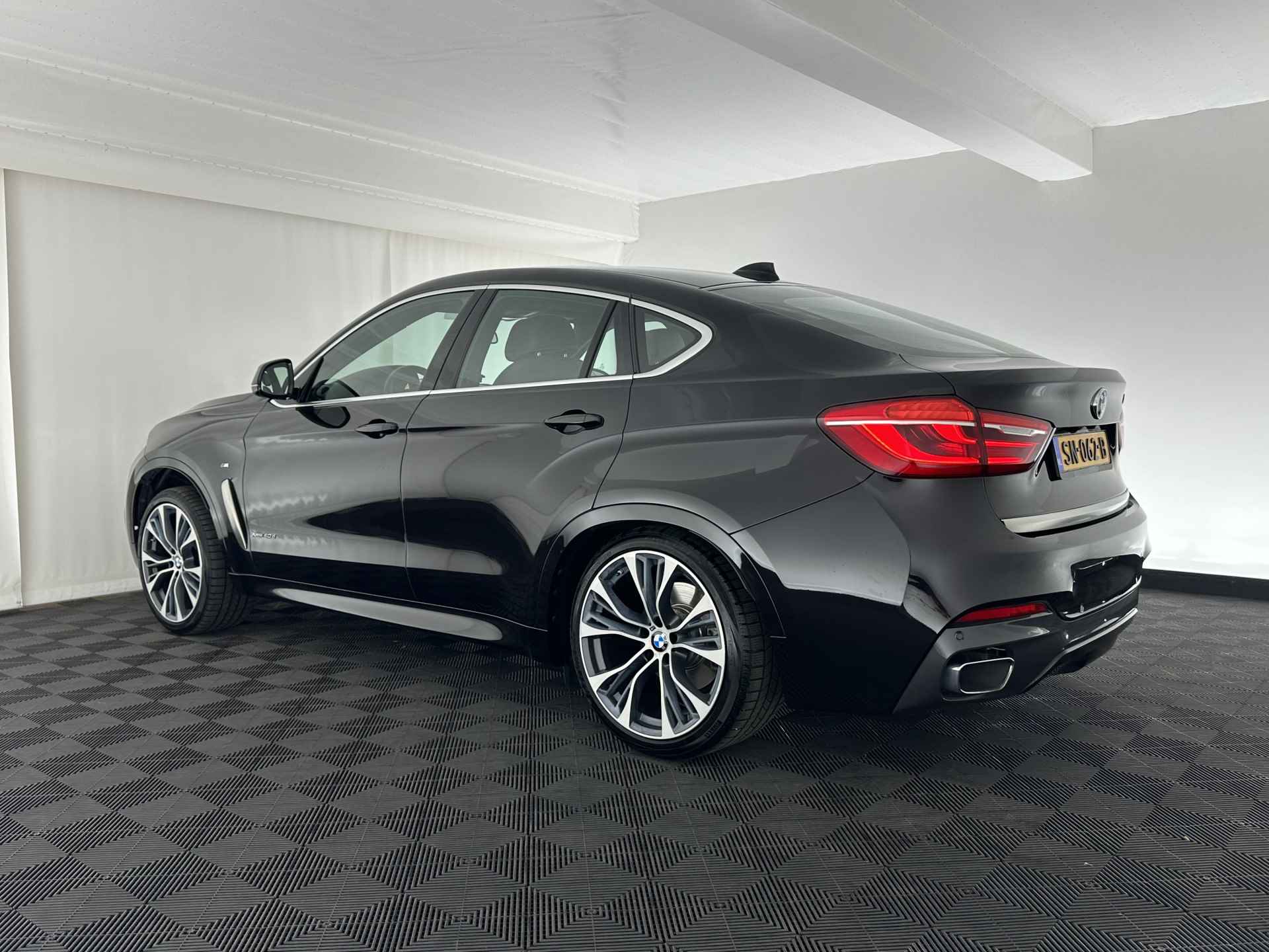 BMW X6 xDrive40d M-Sport Edition Aut. *PANO | BANG/OLUFSEN-SURROUND | MERINO-VOLLEDER | SOFT-CLOSE | FULL-LED | VIRTUAL-COCKPIT | HEAD-UP | COMFORT-SEATS | BLIND-SPOT | KEYLESS | NAVI-FULLMAP | MEMORY-PACK | CAMERA | 21 - 4/33