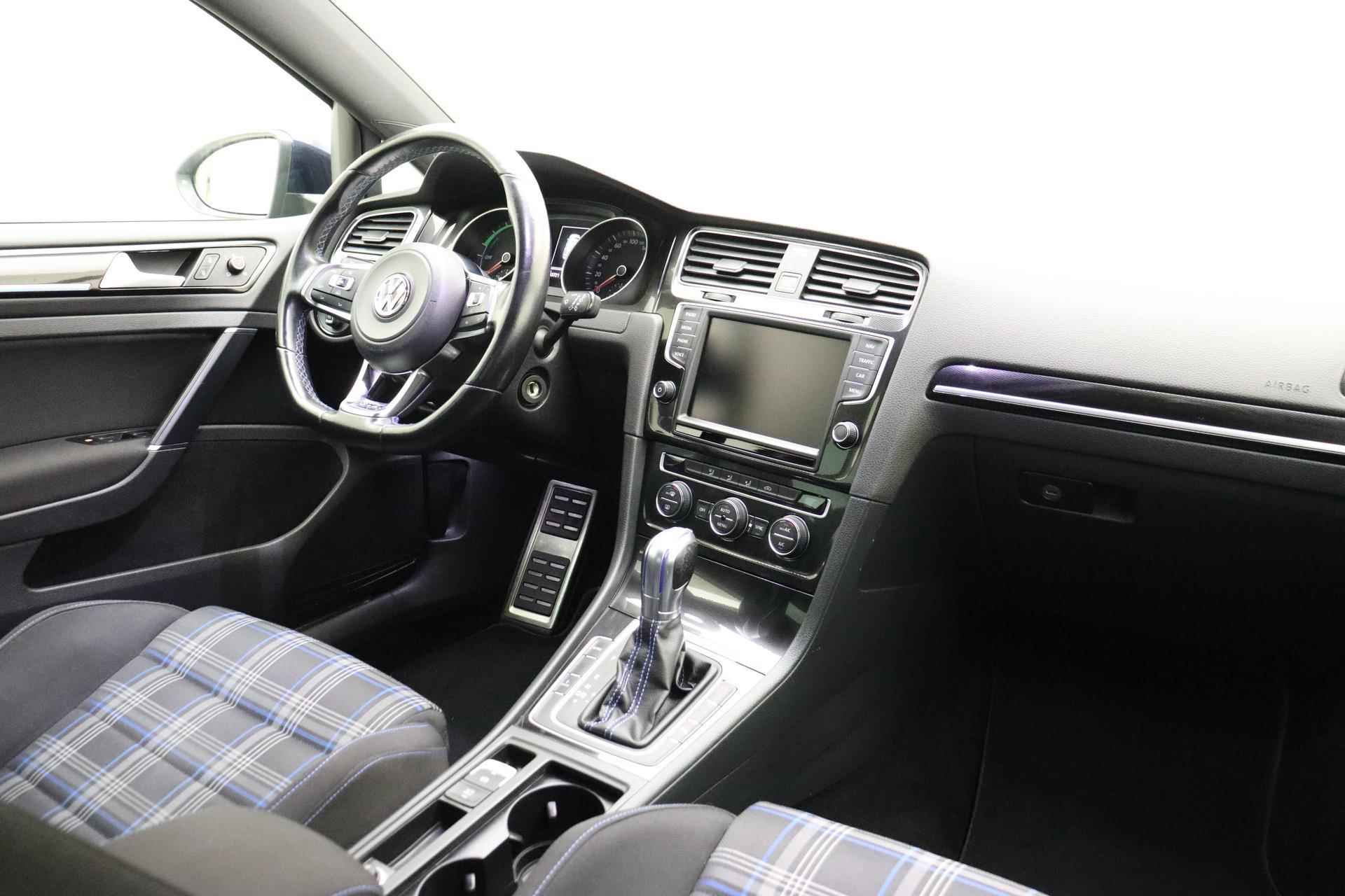 Volkswagen Golf 1.4 TSI GTE | Navigatie | Climate Control | Trekhaak | Parkeersensoren voor + achter | - 4/38