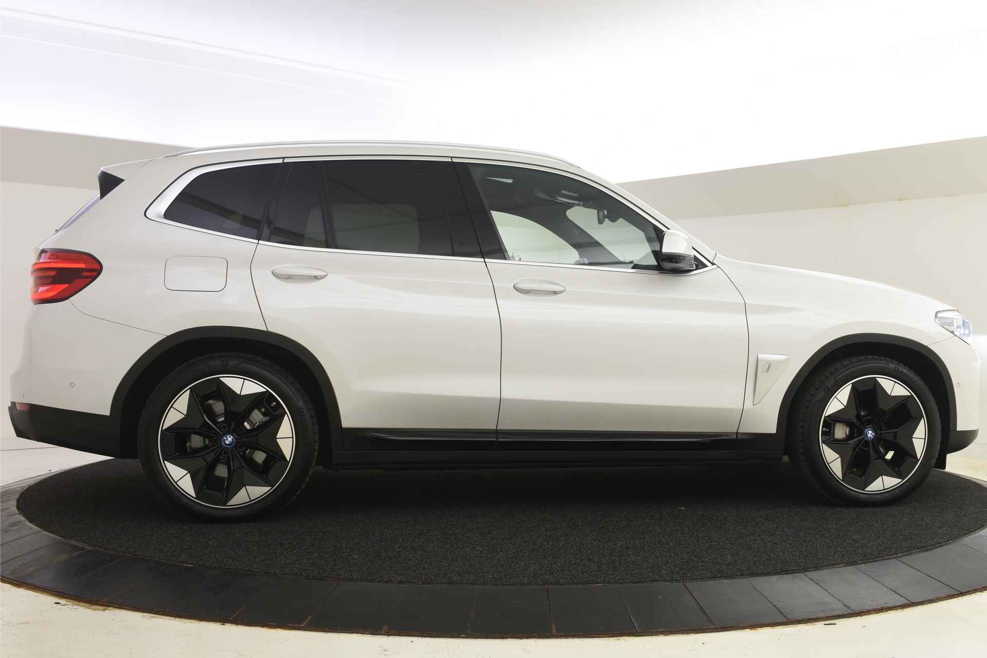 BMW iX3 High Executive 80 kWh / Sportstoelen / Trekhaak / Adaptieve LED / Parking Assistant Plus / Comfort Access / BMW Gesture Control / Adaptief onderstel - 12/42