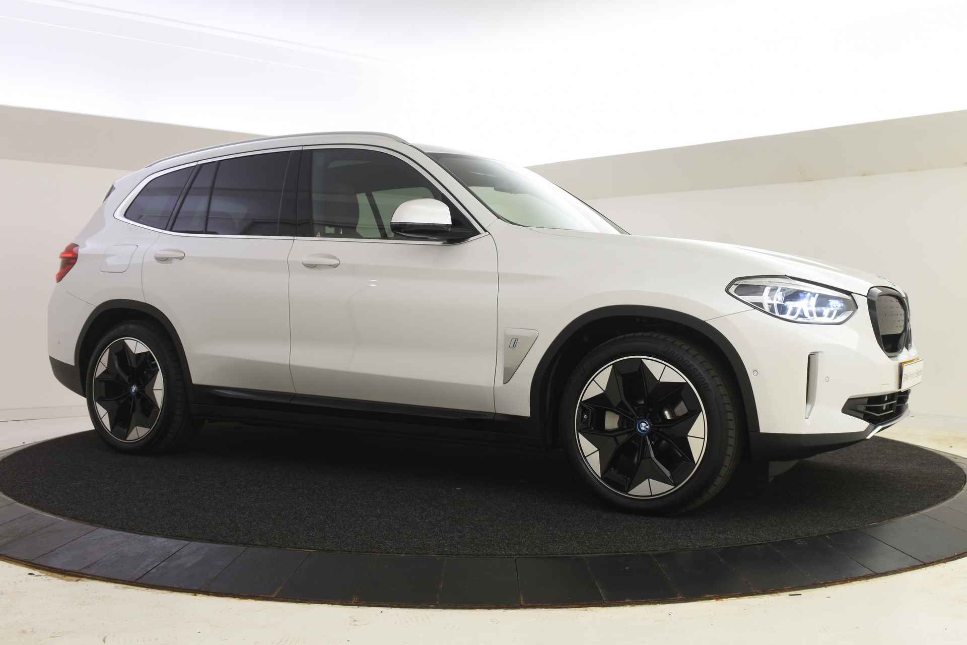 BMW iX3 High Executive 80 kWh / Sportstoelen / Trekhaak / Adaptieve LED / Parking Assistant Plus / Comfort Access / BMW Gesture Control / Adaptief onderstel - 23/42