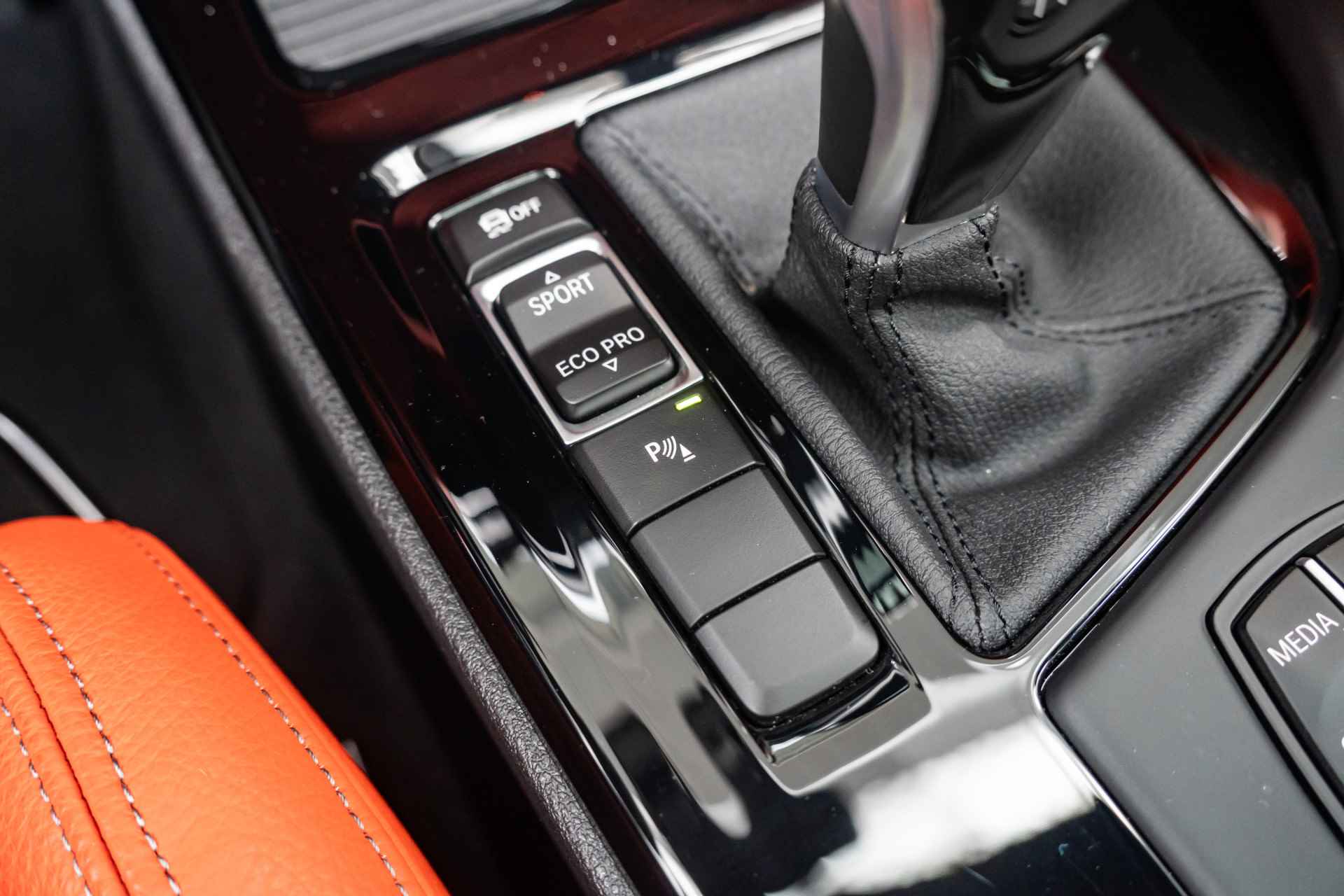 BMW X2 sDrive 20i Aut. High Executive M Sportpakket Head Up Display / Glazen Panoramadak / Comfort Acces / 20inch - 27/44