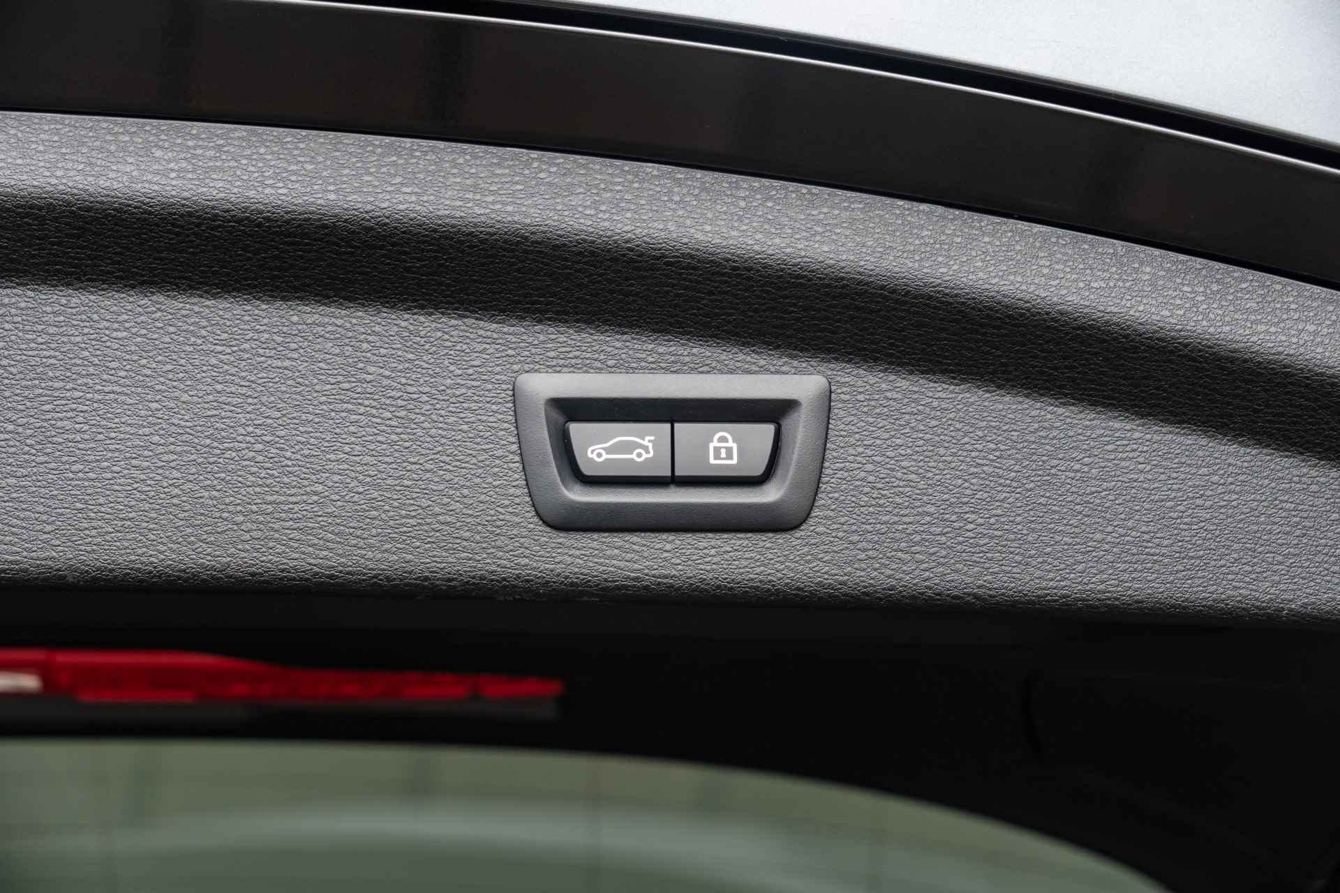 BMW X2 sDrive 20i Aut. High Executive M Sportpakket Head Up Display / Glazen Panoramadak / Comfort Acces / 20inch - 43/44