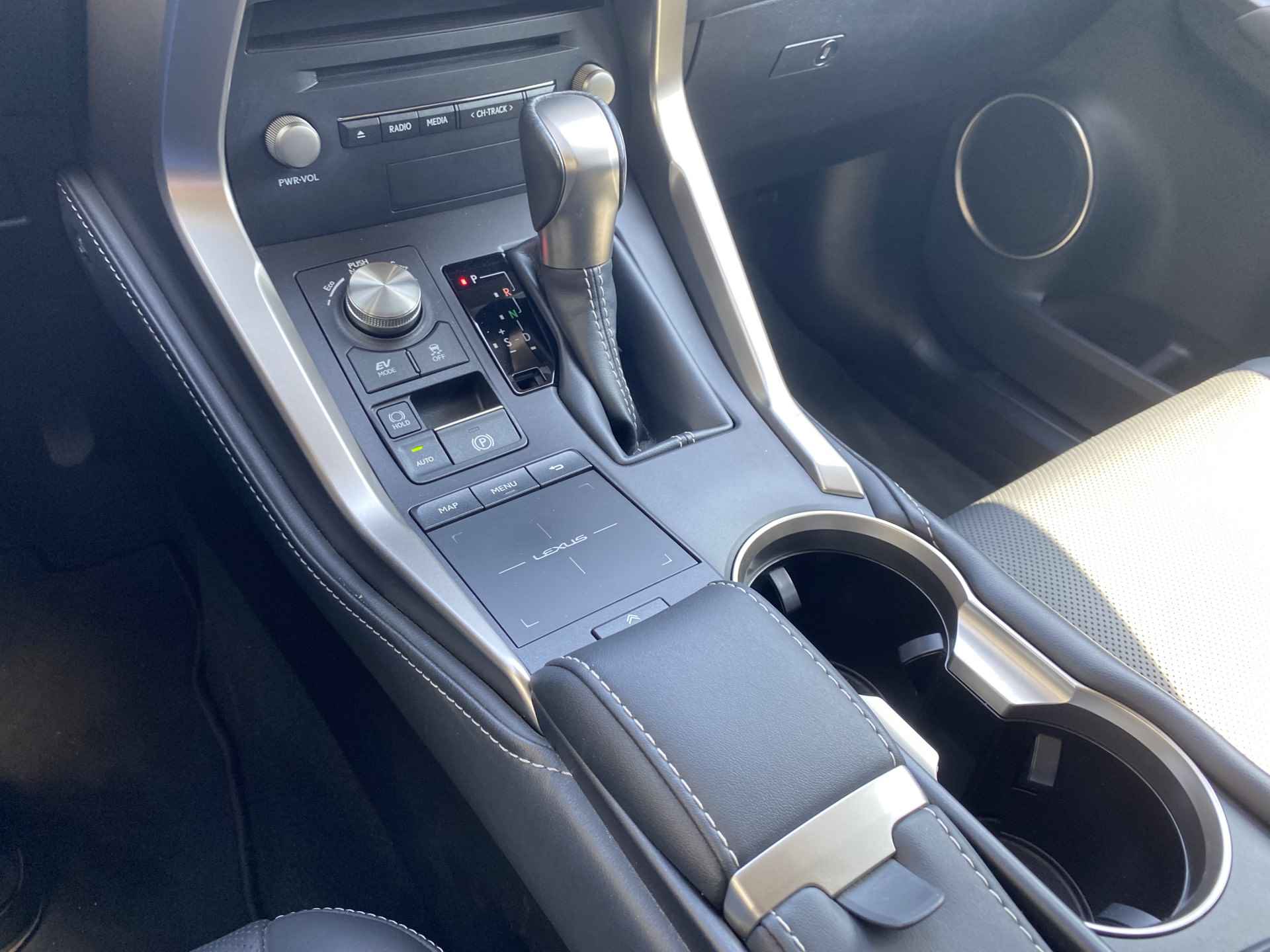 Lexus NX 300h AWD hybrid Luxury Edition | dealer onderhouden | panoramadak | navigatie | leder interieur | wifi | camera - 28/40
