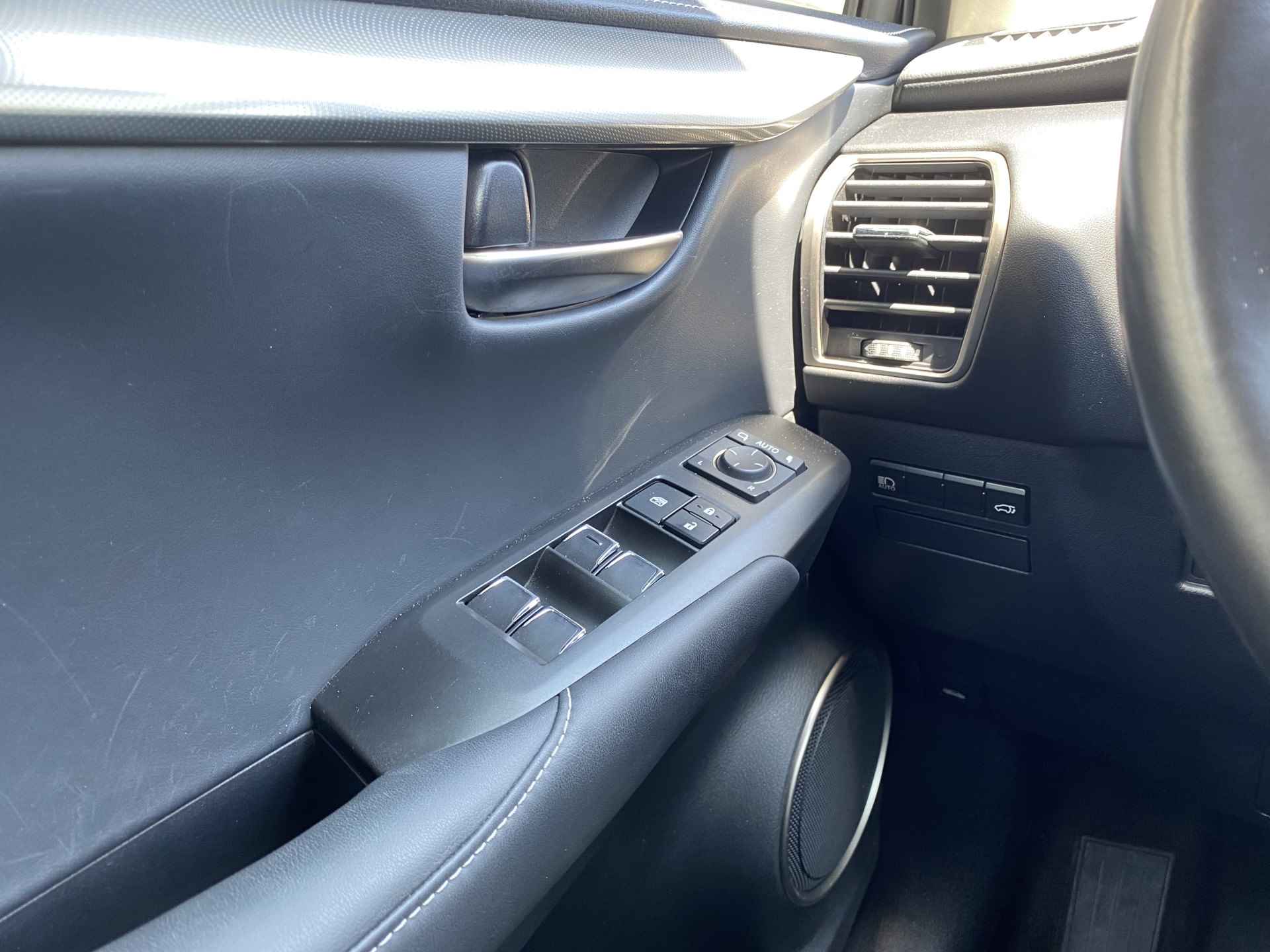 Lexus NX 300h AWD hybrid Luxury Edition | dealer onderhouden | panoramadak | navigatie | leder interieur | wifi | camera - 32/40