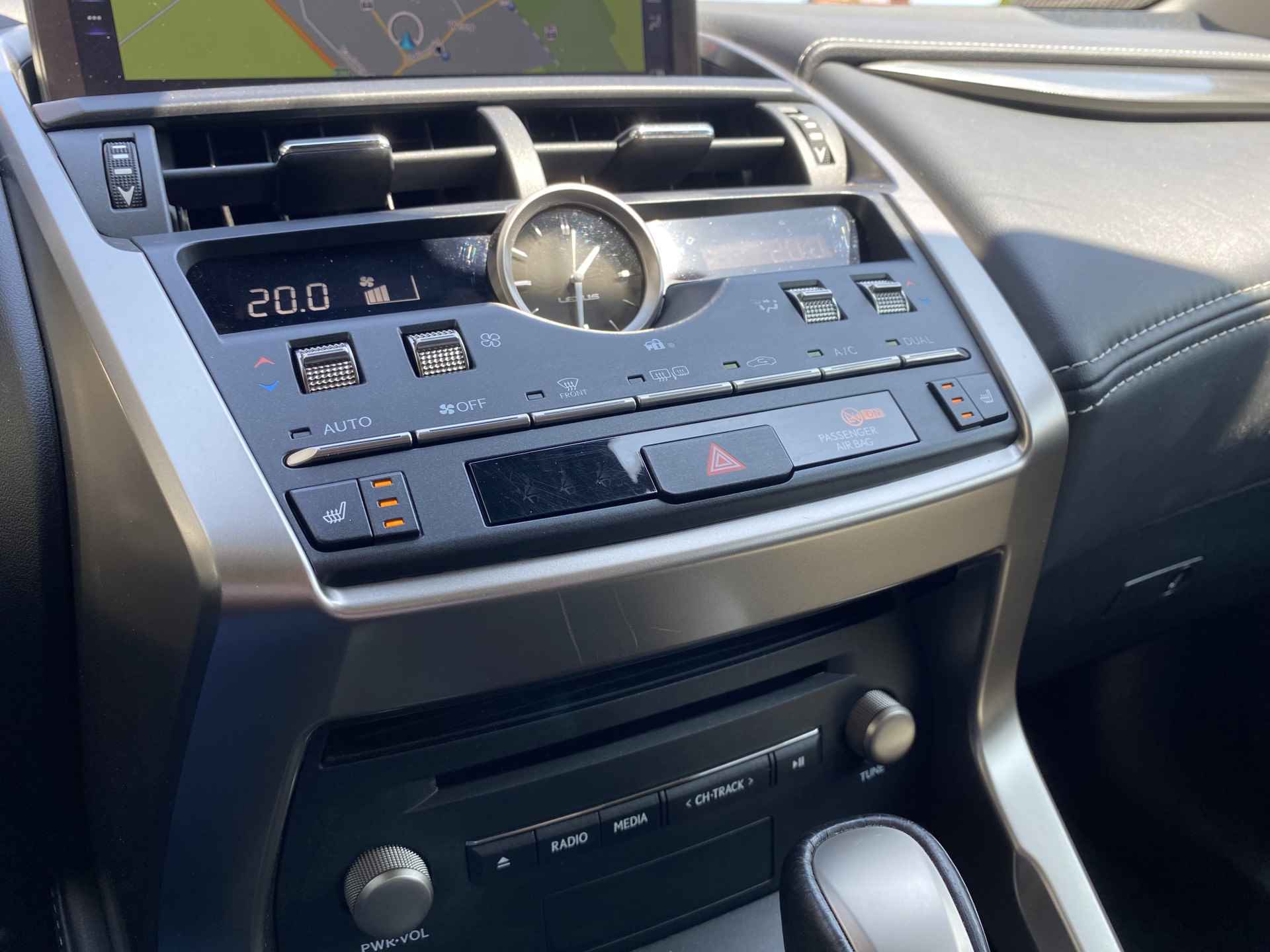 Lexus NX 300h AWD hybrid Luxury Edition | dealer onderhouden | panoramadak | navigatie | leder interieur | wifi | camera - 33/40