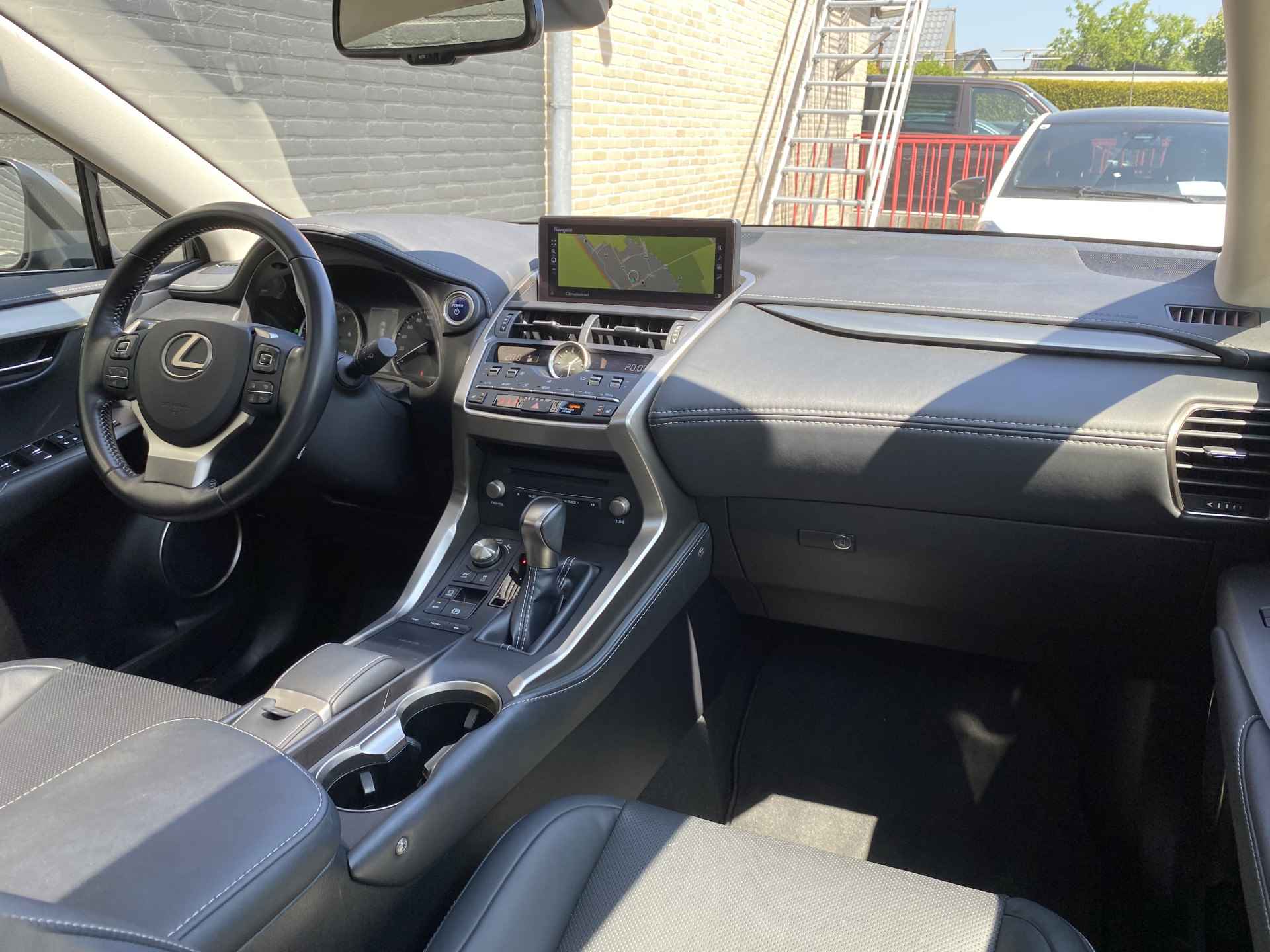 Lexus NX 300h AWD hybrid Luxury Edition AUT. | dealer onderhouden | panoramadak | navigatie | leder interieur | wifi | camera - 18/38