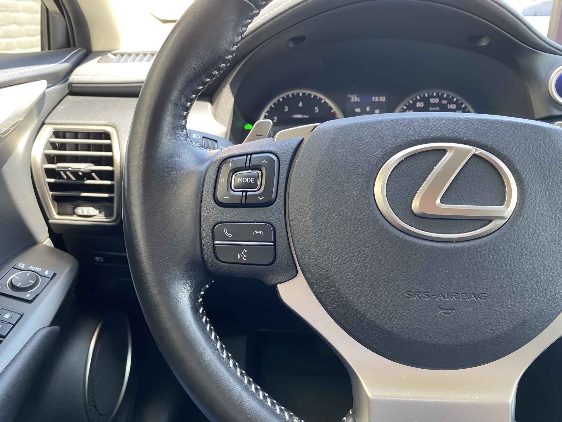 Lexus NX 300h AWD hybrid Luxury Edition AUT. | dealer onderhouden | panoramadak | navigatie | leder interieur | wifi | camera - 25/38