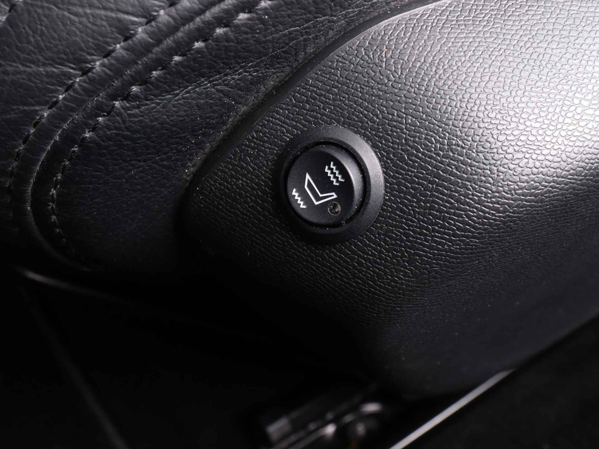 Peugeot 308 1.2 PureTech Blue Lease Premium | Lederen bekleding met stoelverwarming | Navigatie | Panoramadak | - 31/41
