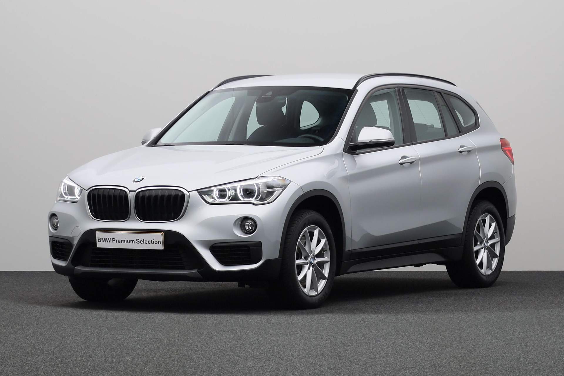 BMW X1 sDrive20d Executive | Sportstoelen | Navigatiesysteem | Elektrische achterklep | Climaat control |