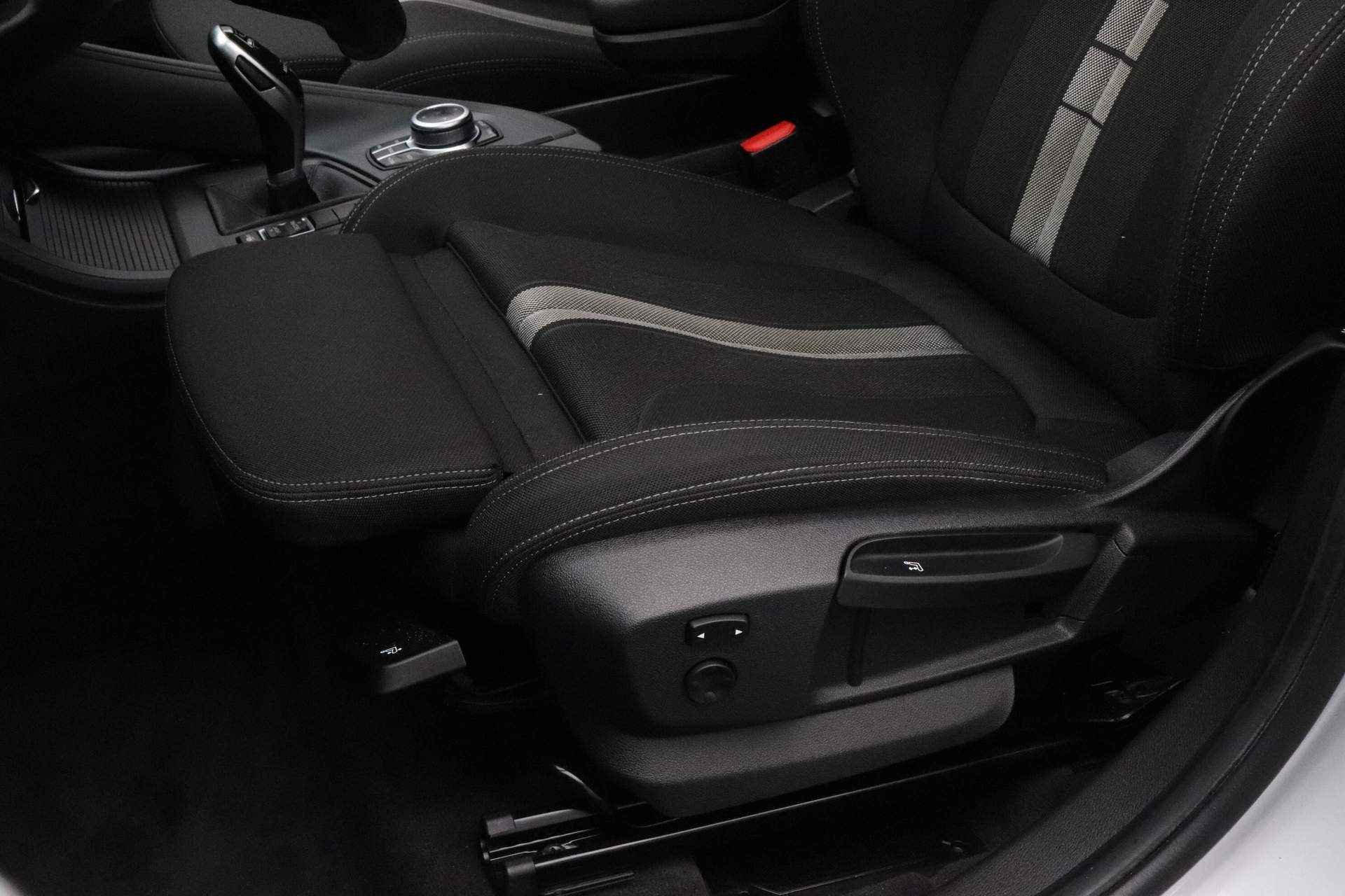 BMW X1 sDrive20d Executive | Sportstoelen | Navigatiesysteem | Elektrische achterklep | Climaat control | - 15/24