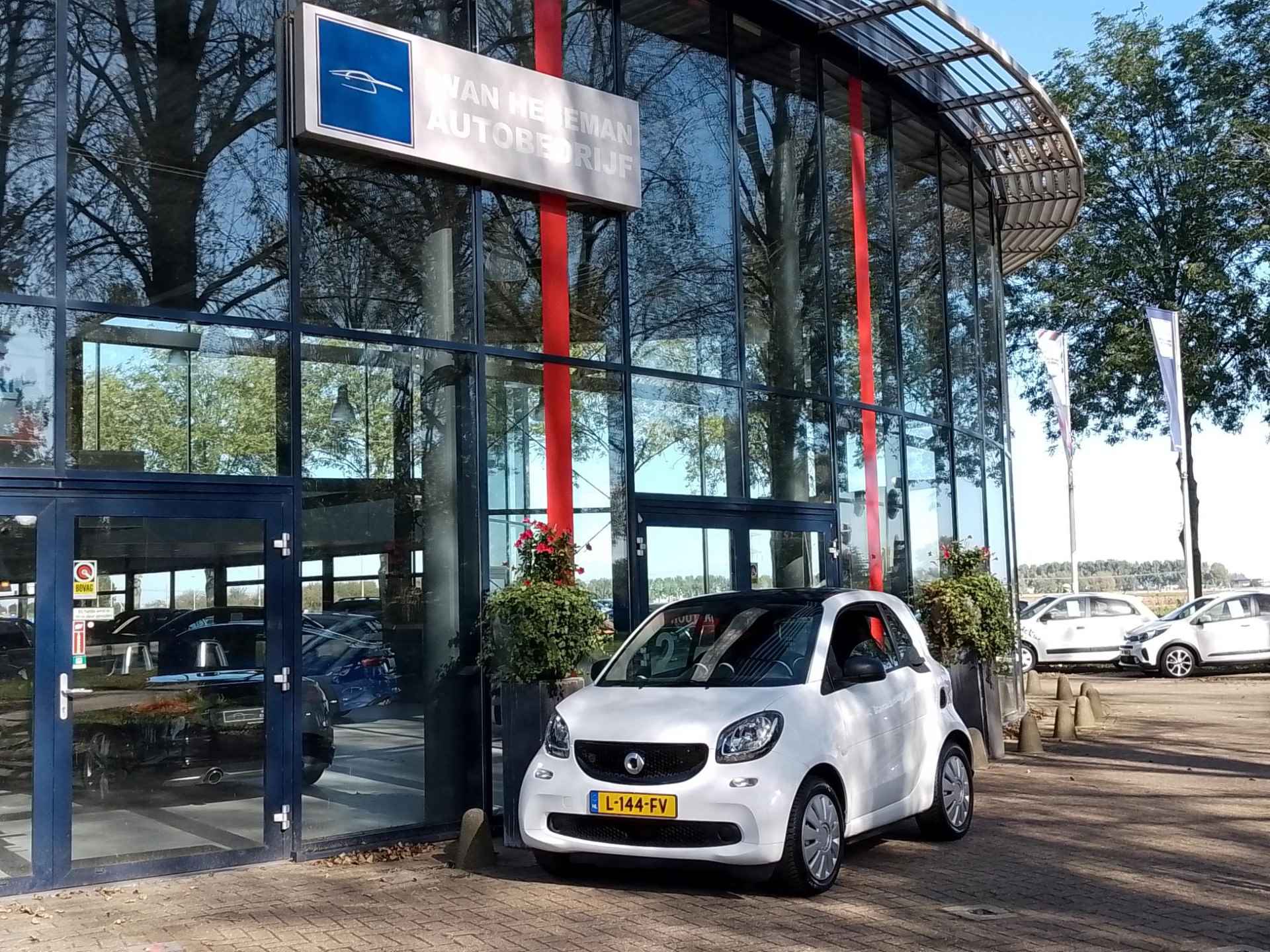 smart fortwo EQ Essential 18 kWh | Navigatie | Panodak | Climate Control - 3/17