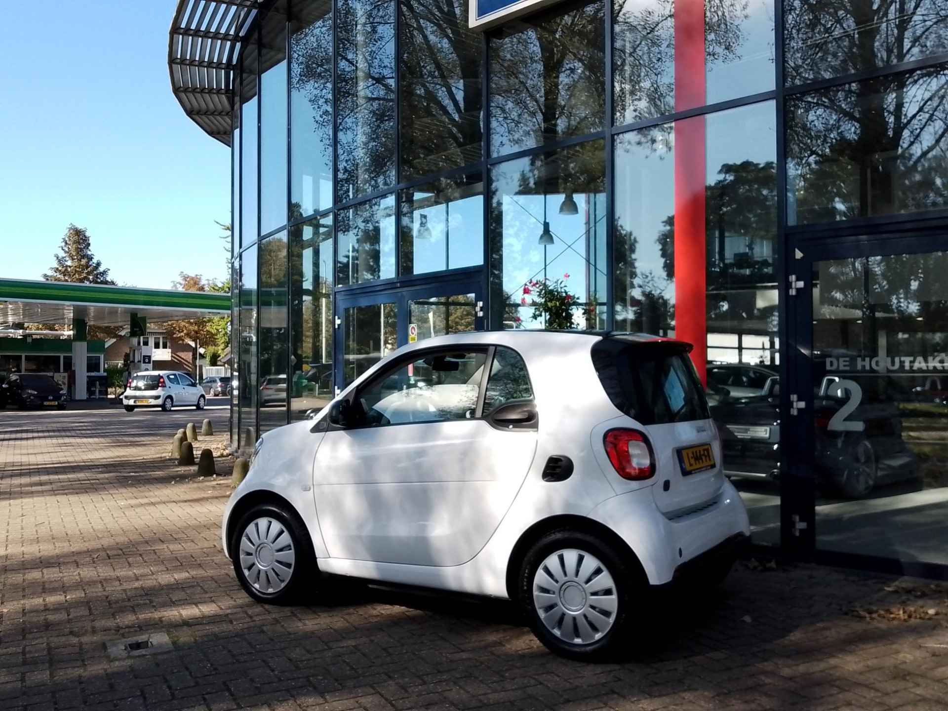 smart fortwo EQ Essential 18 kWh | Navigatie | Panodak | Climate Control - 4/17