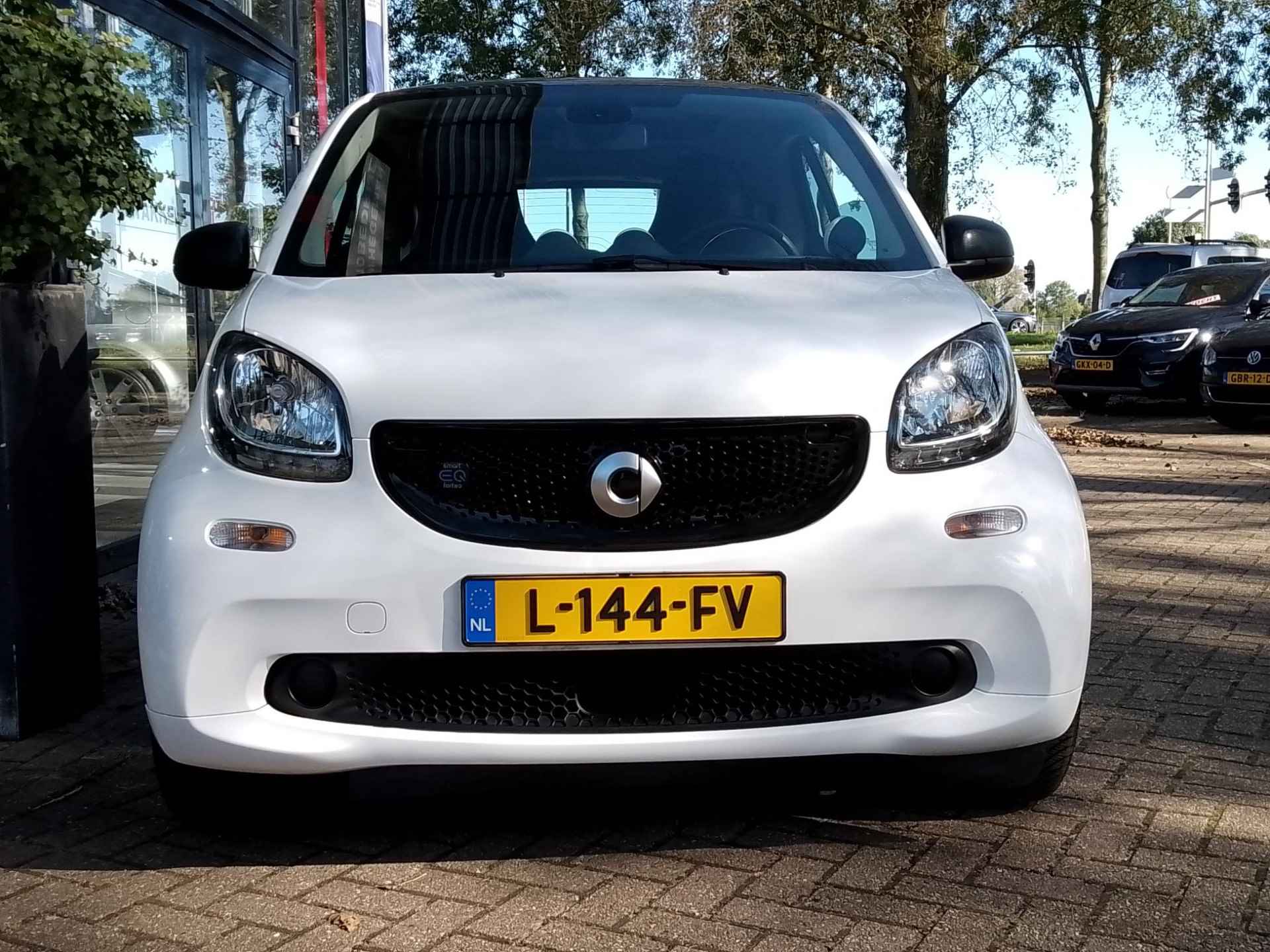 smart fortwo EQ Essential 18 kWh | Navigatie | Panodak | Climate Control - 6/17