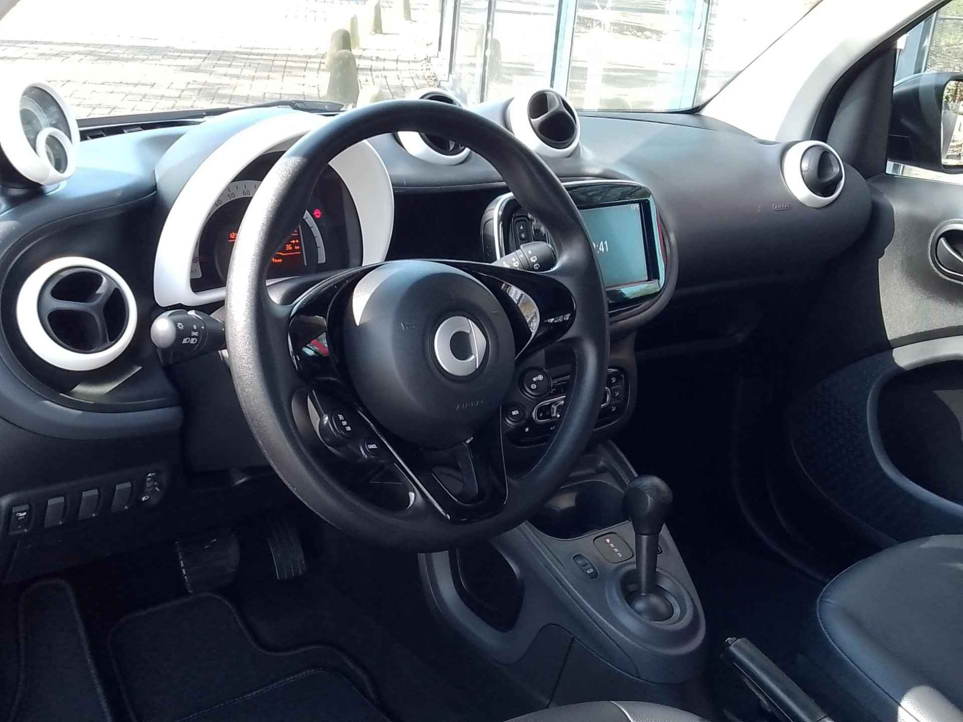 smart fortwo EQ Essential 18 kWh | Navigatie | Panodak | Climate Control - 10/17