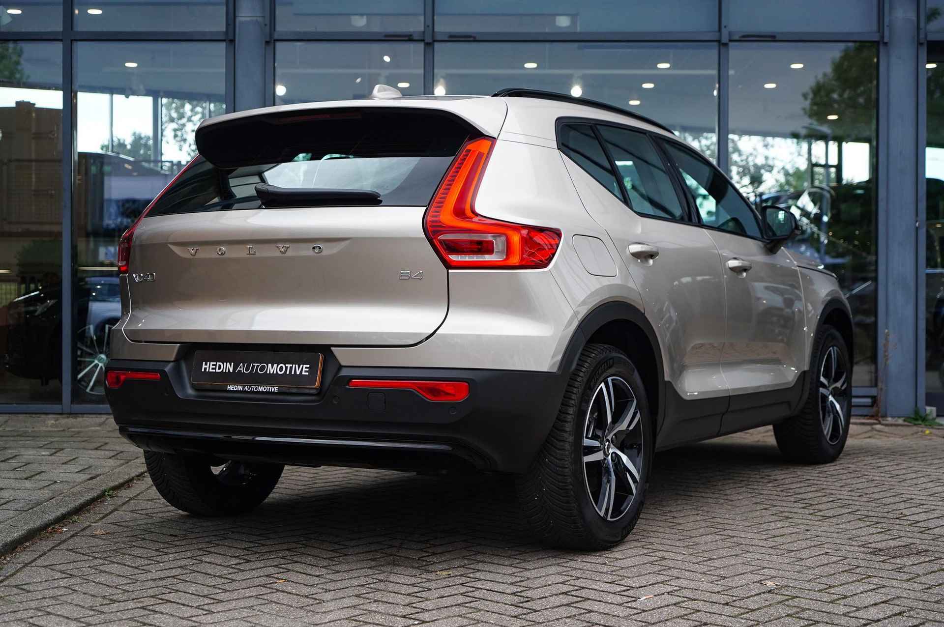 Volvo XC40 2.0 B4 Plus Dark 2000 KG trekgewicht! | Trekhaak | Power Seats elektrisch verstelbaar | Harman / Kardon Audio | Adaptive Cruise Control | Google Services | Parkeercamera | Stoel + Stuurverwarming | Elektrische achterklep - 2/29